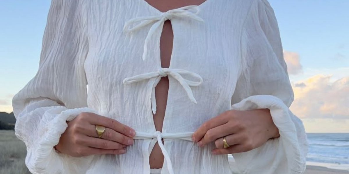 La Tendance de la Blouse à Noeuds : L'Élégance Décontractée