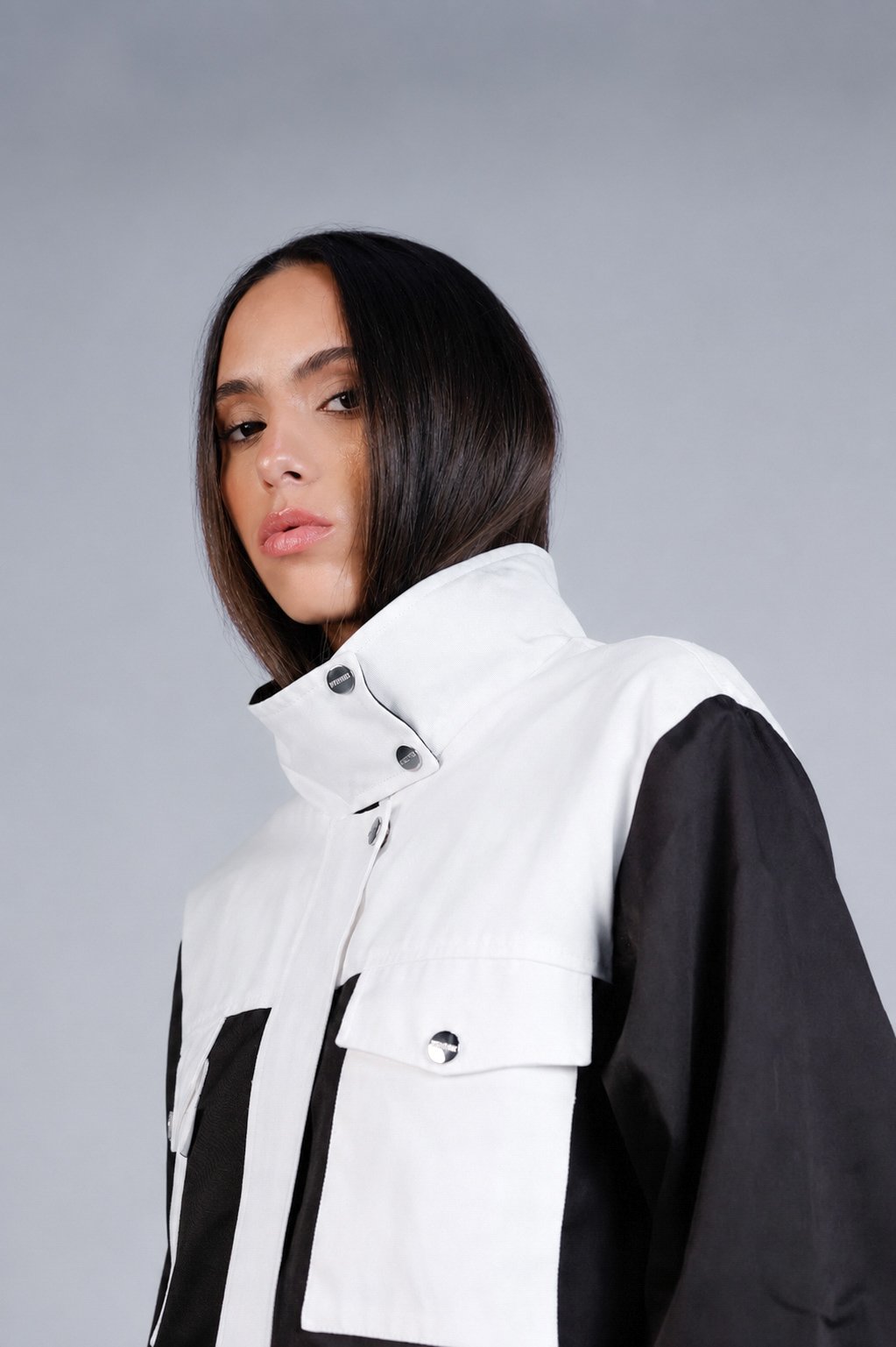 Veste col montant Camille, gros plan sur le tissu, cette veste est le résultat d’une co-création naturelle et évidente