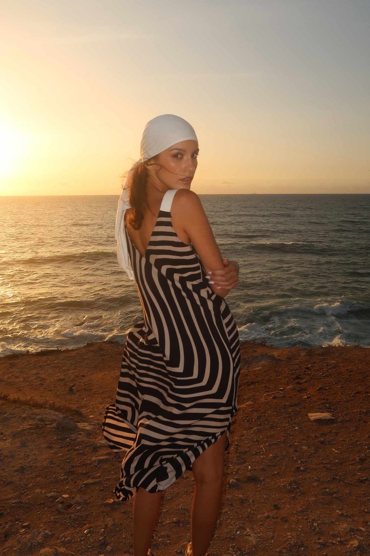 Robe longue Camila, gros plan sur le tissu, elle a été confectionnée en plein coeur de Casablanca dans un atelier à taille humaine de dix personnes