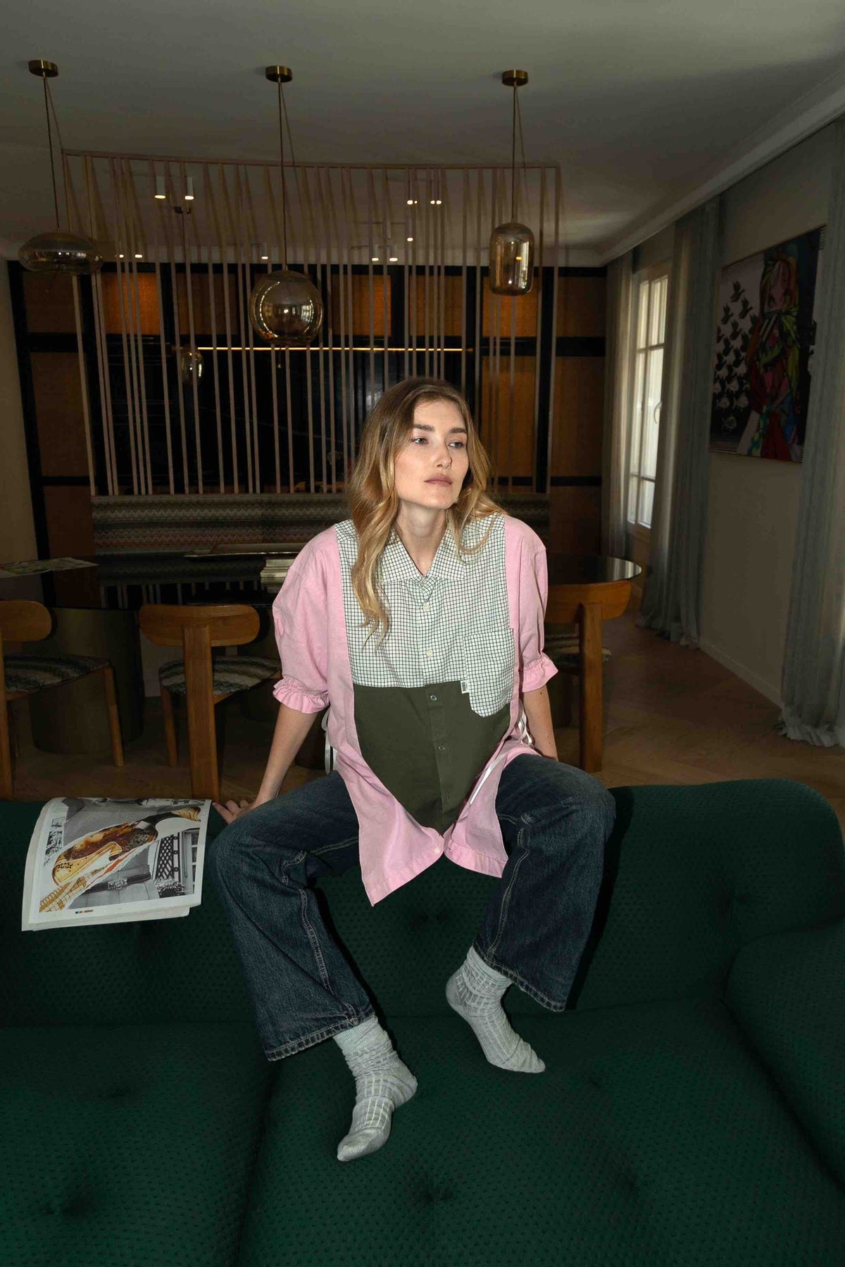 Chemise unique Louane, porté de face dans la rue, cette création est unique