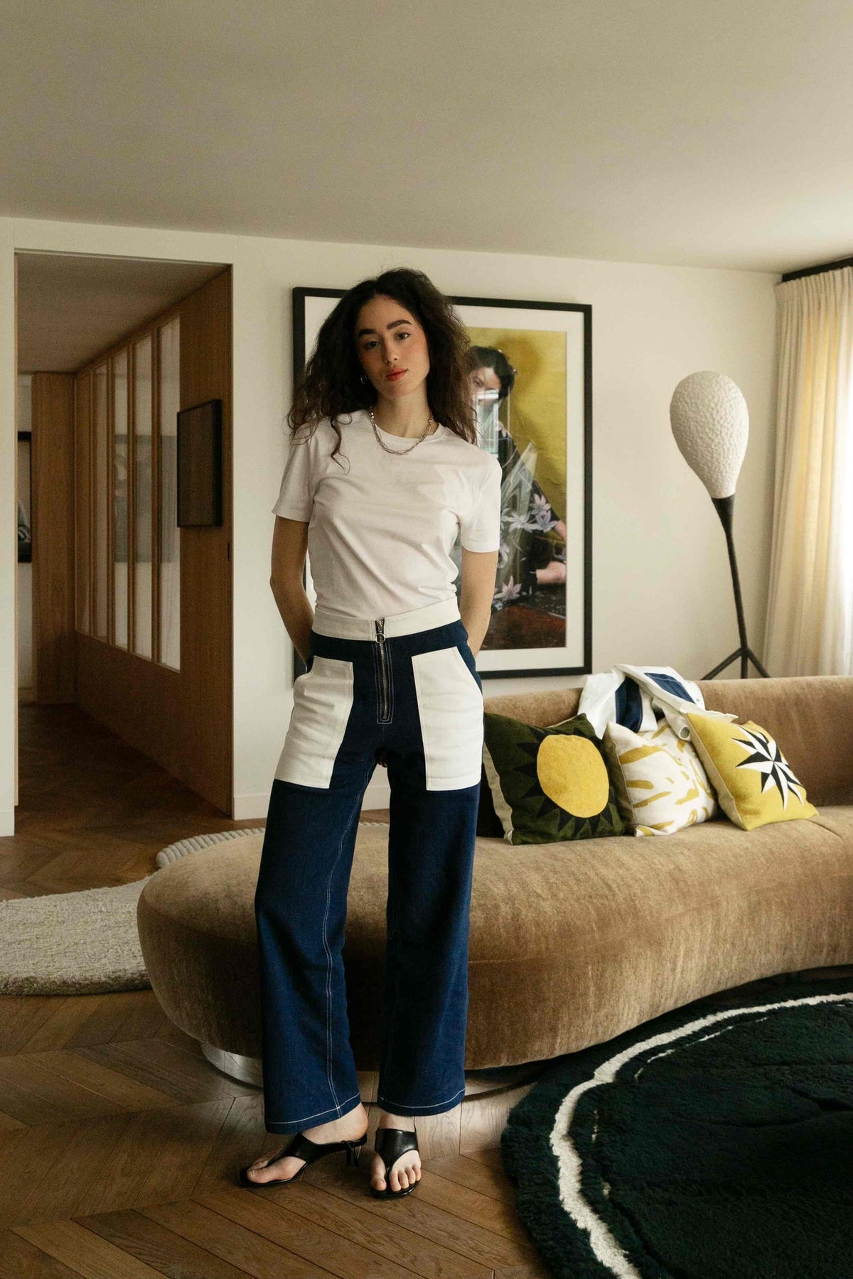 Pantalon Bourgogne, détail des finitions, sa coupe droite légèrement évasée et sa taille haute en font une pièce, esprit workwear