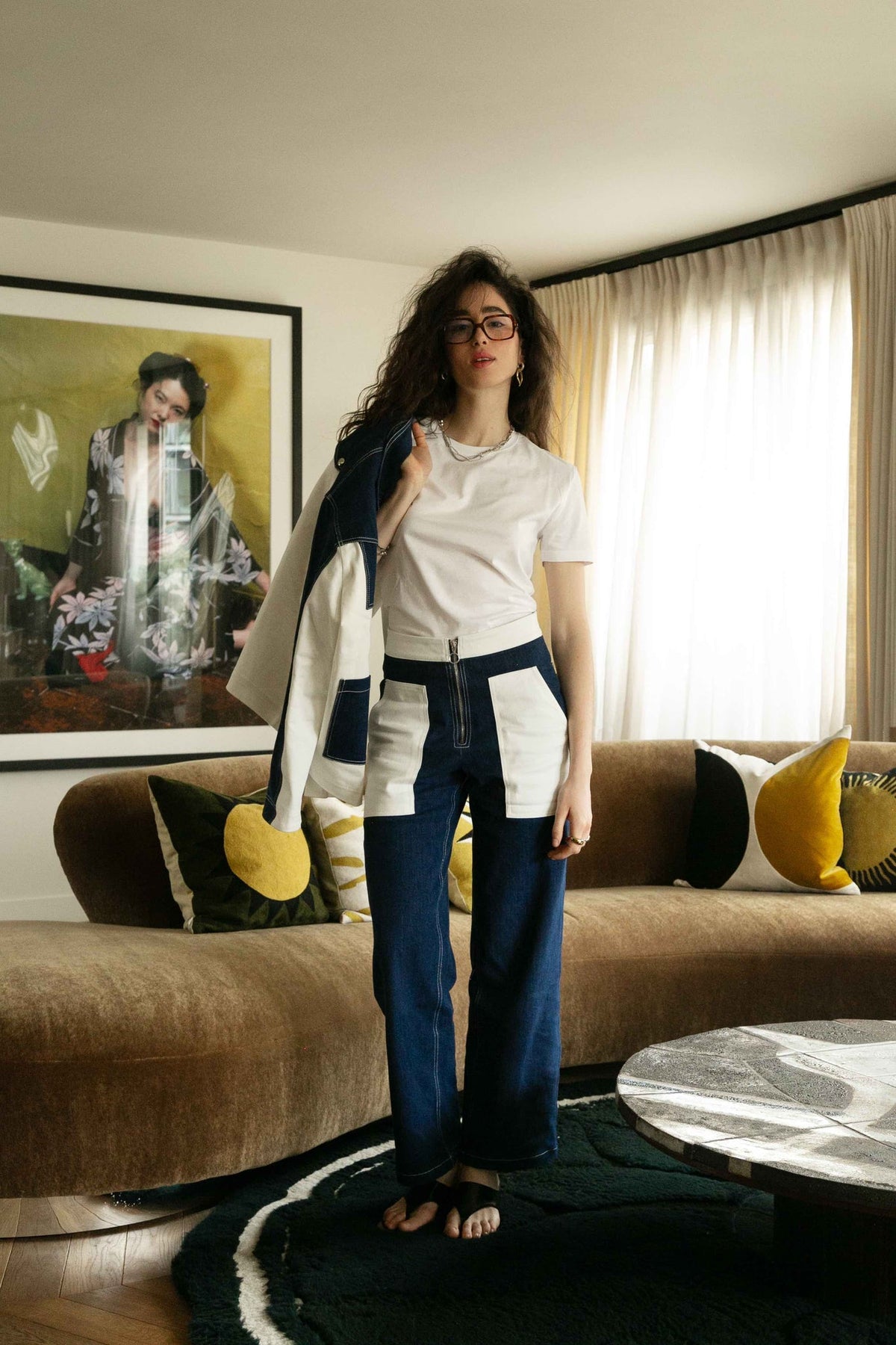 Pantalon Bourgogne, porté, vue rapprochée, le jean Bourgogne revisite le denim classique avec une touche moderne et audacieuse