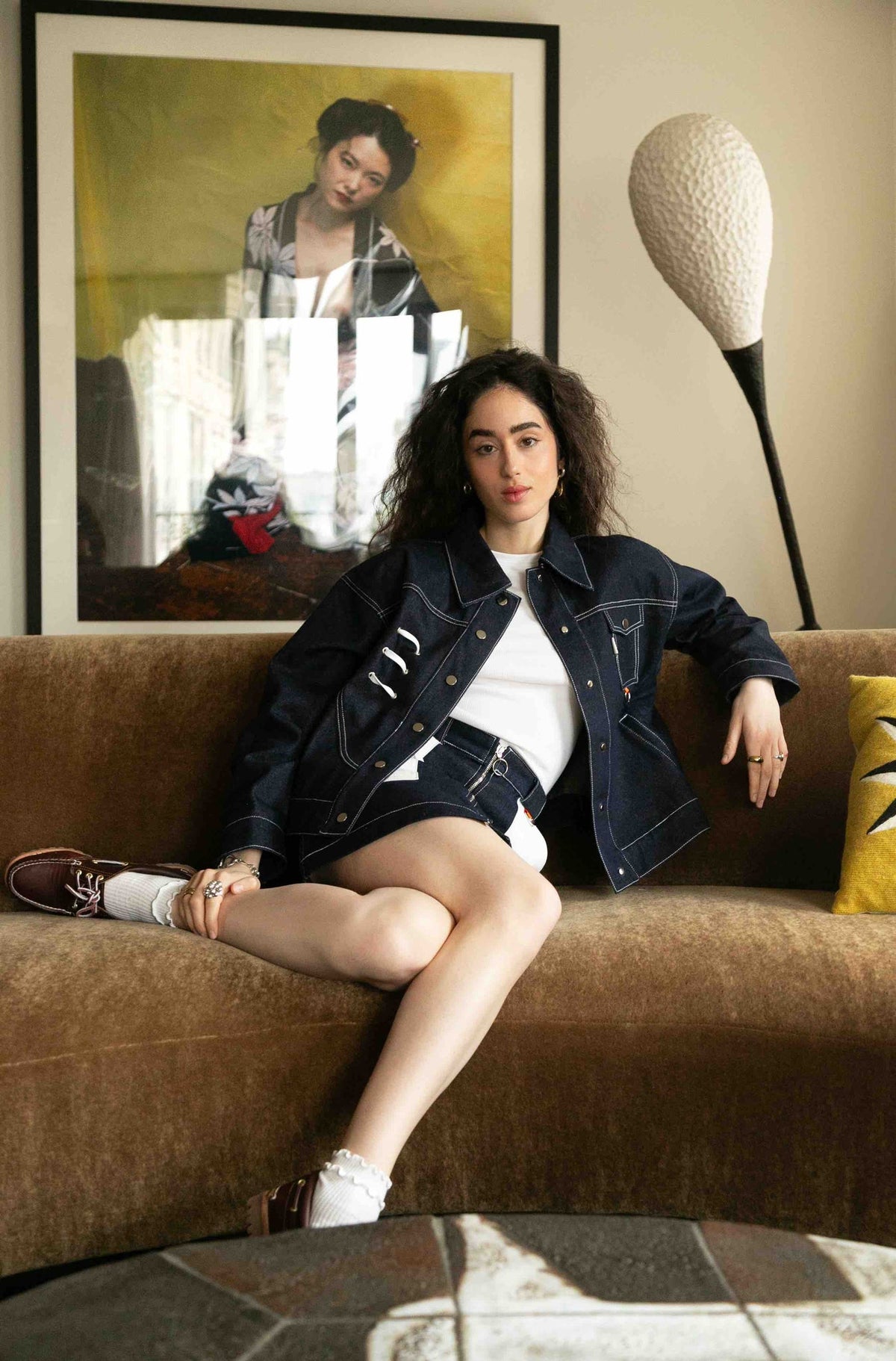 Veste en jean Nora, porté de face dans la rue, elle se distingue par ses surpiqûres blanches contrastées, silhouette workwear affirmée