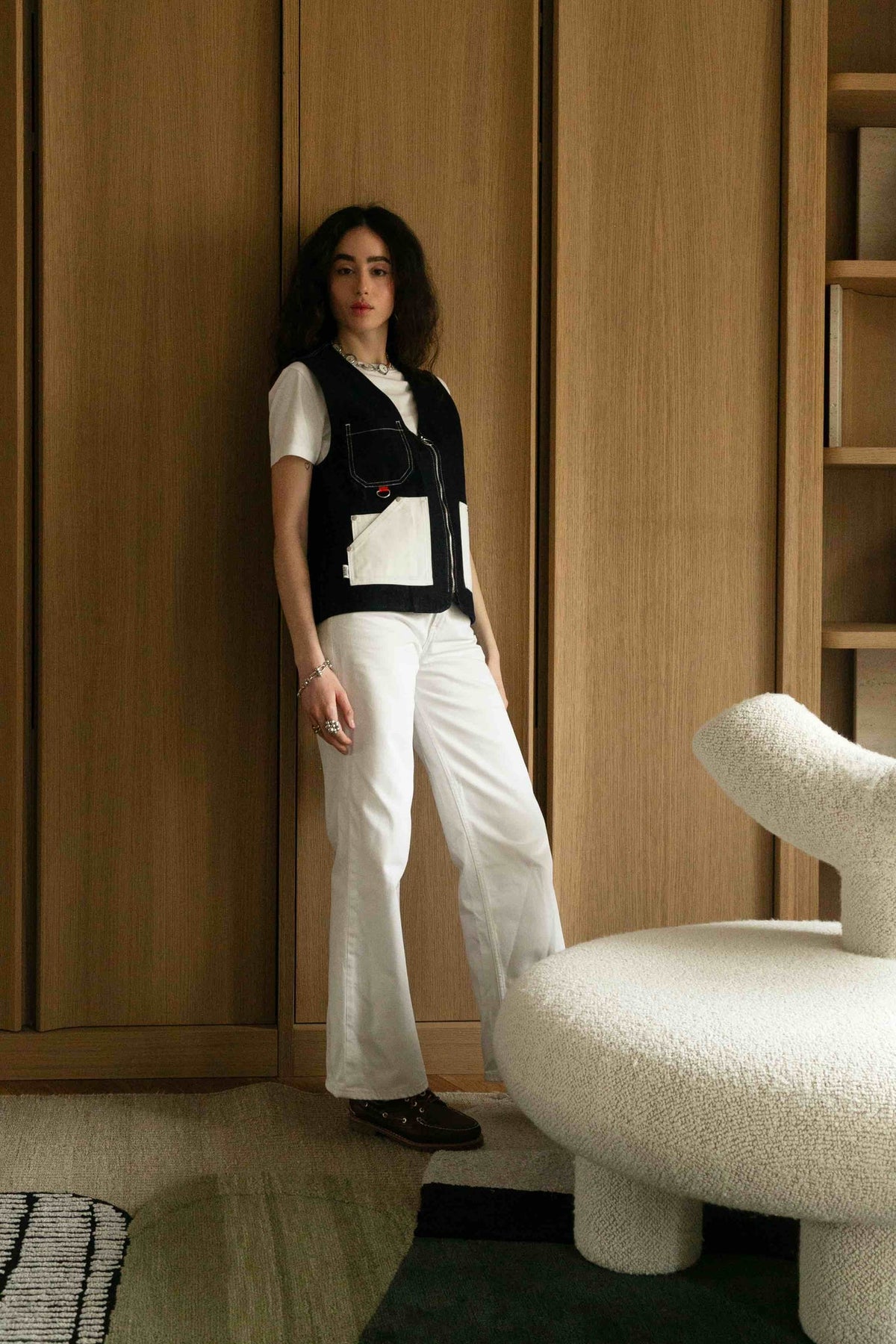 Gilet sans manches Guéliz, premier regard, portée en extérieur, il joue sur les contrastes avec ses poches écrues et ses surpiqûres blanches, esprit vintage