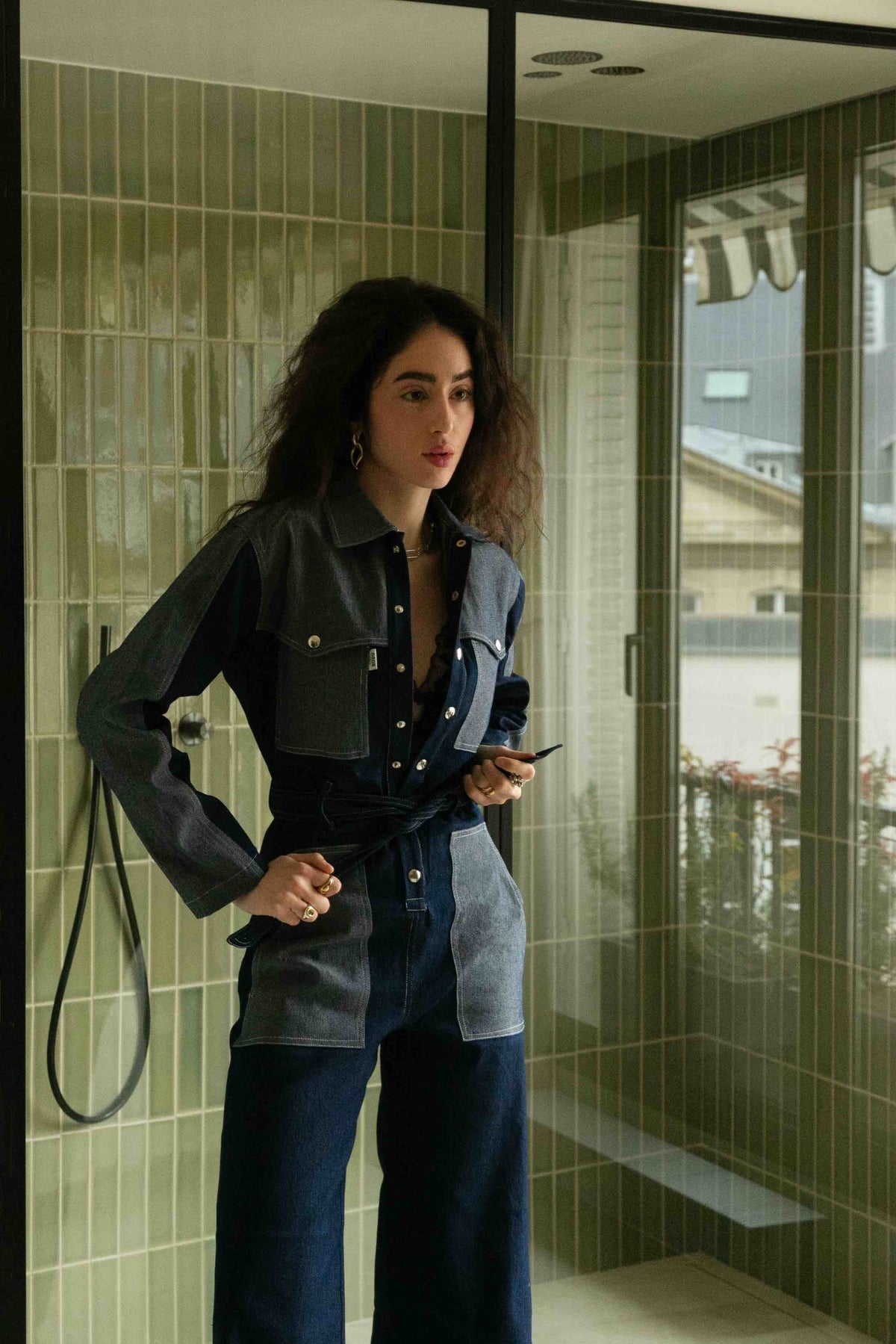 Combinaison en jean Poppy, détail de la coupe, la combinaison Poppy prend son inspiration des details du trench-coat
