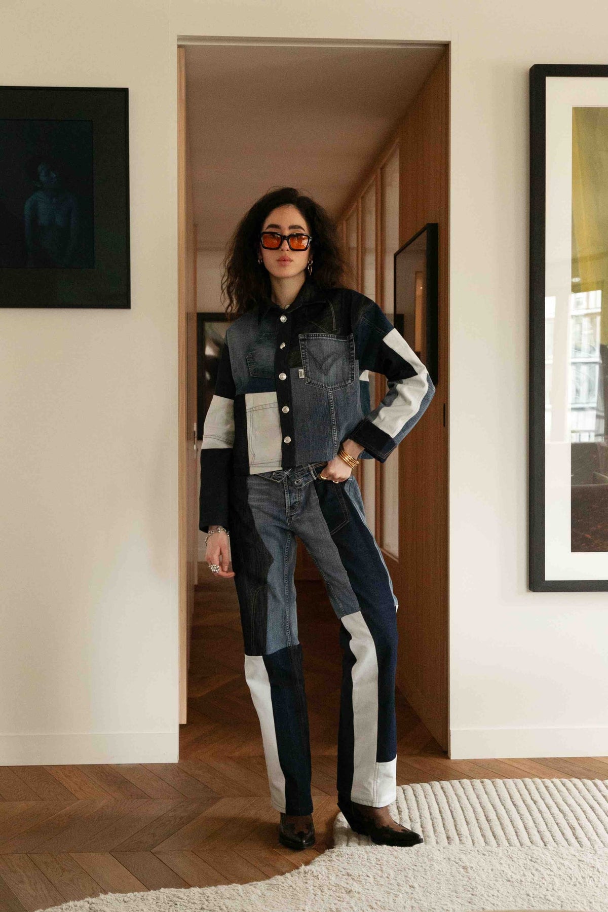 Veste patchwork Zorha, premier regard, portée en extérieur, la veste Zorha réinvente le denim avec une coupe légèrement crop et un patchwork unique réalisé
