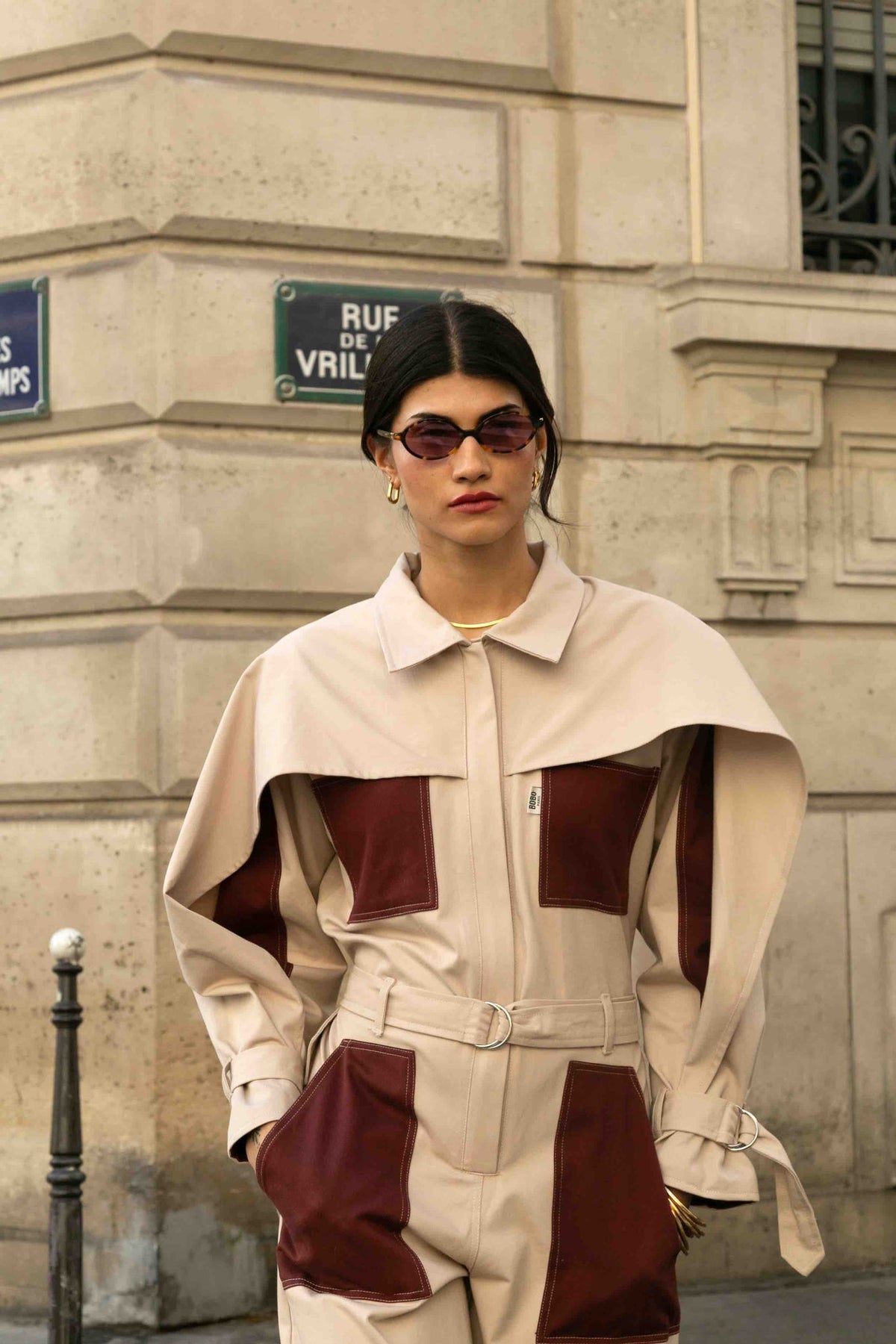 Combinaison cape Jacqueline Beige, détail du col et des poignets, aux jambes évasées façon palazzo