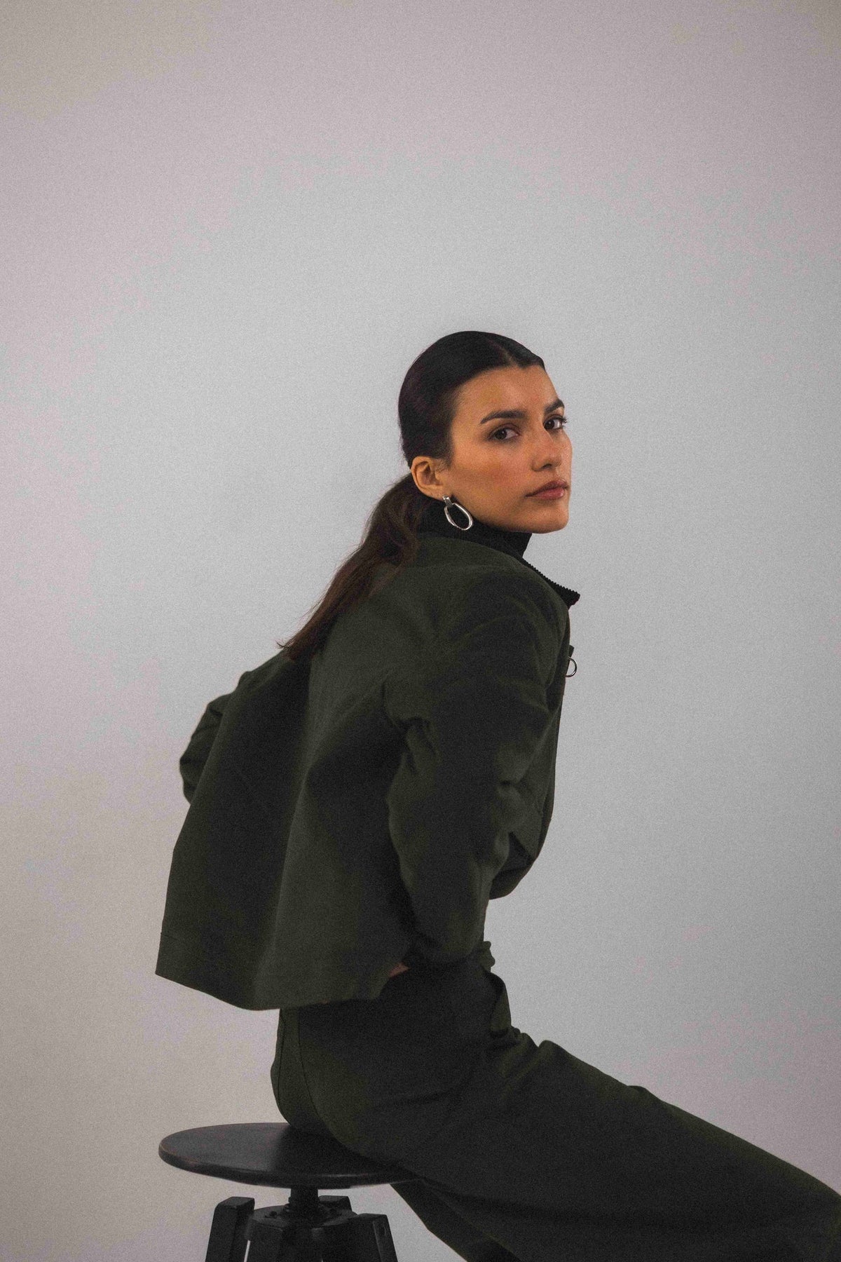 Blouson court Adam Vert, porté, vue de dos, revisité avec des détails contemporains pour un style affirmé, coupe unisexe pensée pour toutes les silhouettes