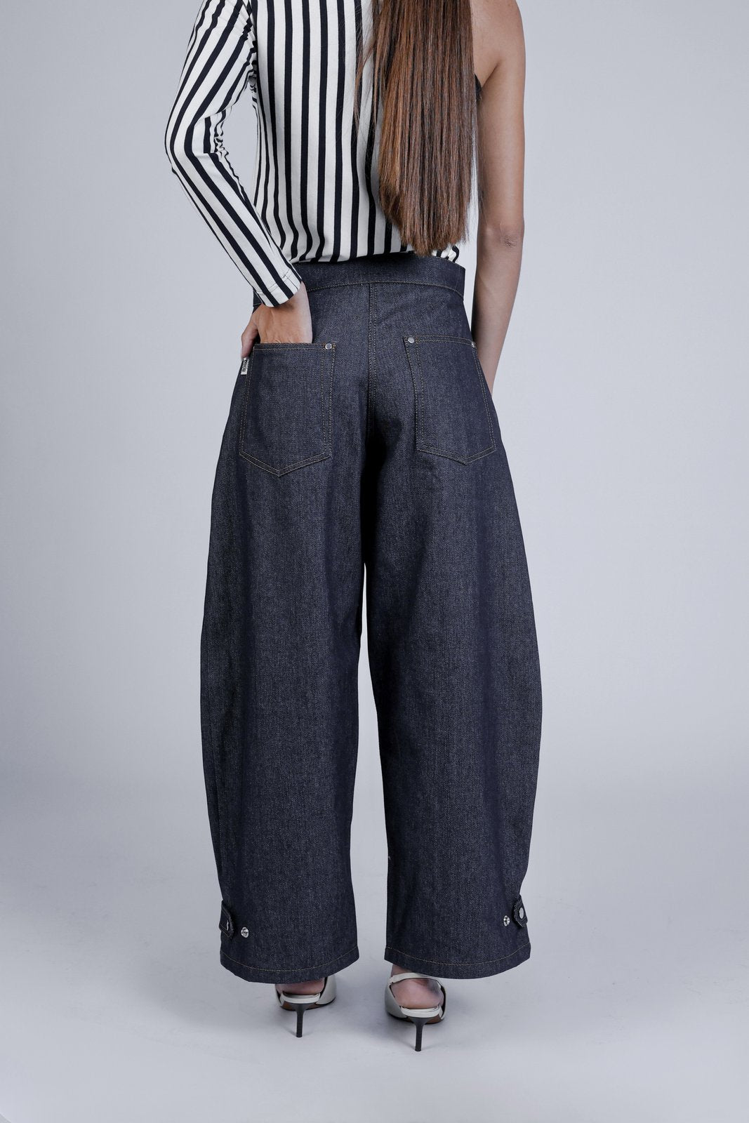 Pantalon en jean ballon Léon Bleu, détail des finitions, bas de jambe ajustable grâce à une bride de serrage, esprit workwear