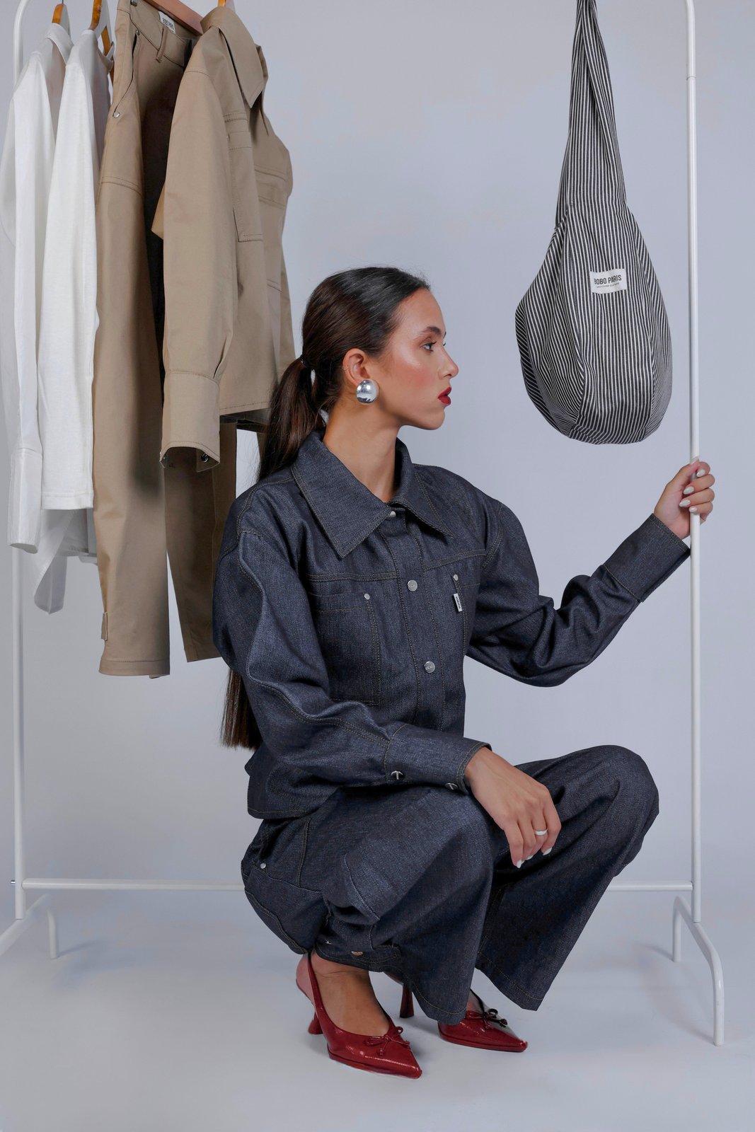 Veste en jean cintrée Léon Bleu, porté, vue rapprochée, ses deux grandes poches plaquées signature Bobo Paris, coupe oversize assumée
