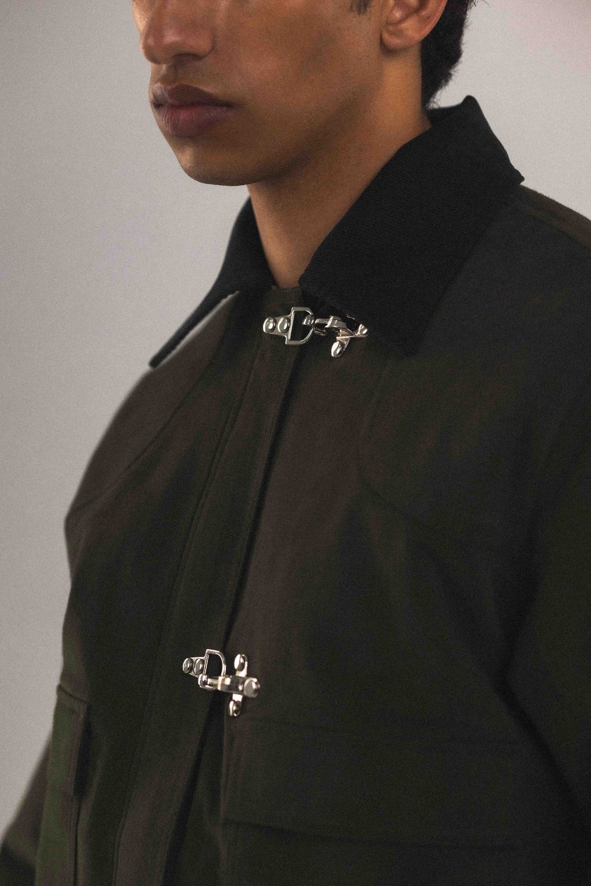 Blouson court Adam Vert, porté, vue rapprochée, revisité avec des détails contemporains pour un style affirmé, coupe unisexe pensée pour toutes les silhouettes