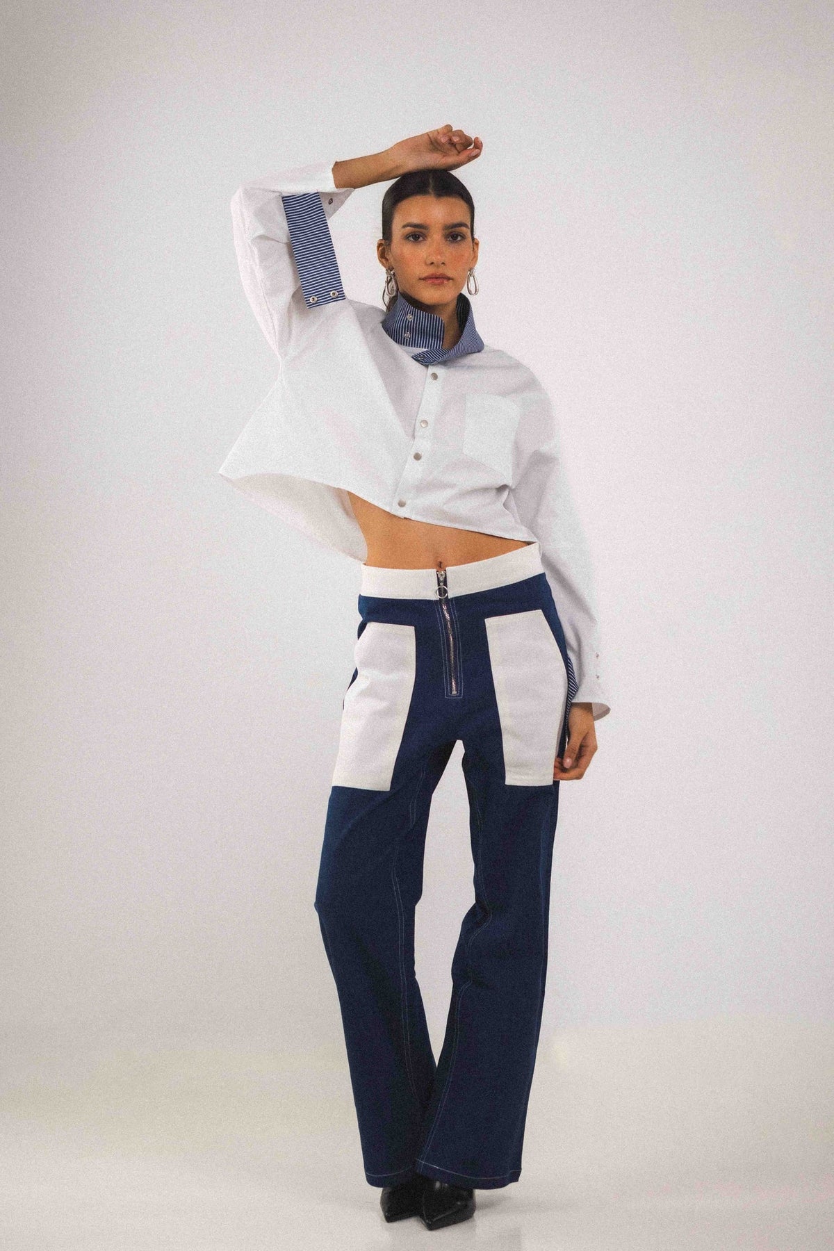 Pantalon Bourgogne, porté de face dans la rue, le jean Bourgogne revisite le denim classique avec une touche moderne et audacieuse