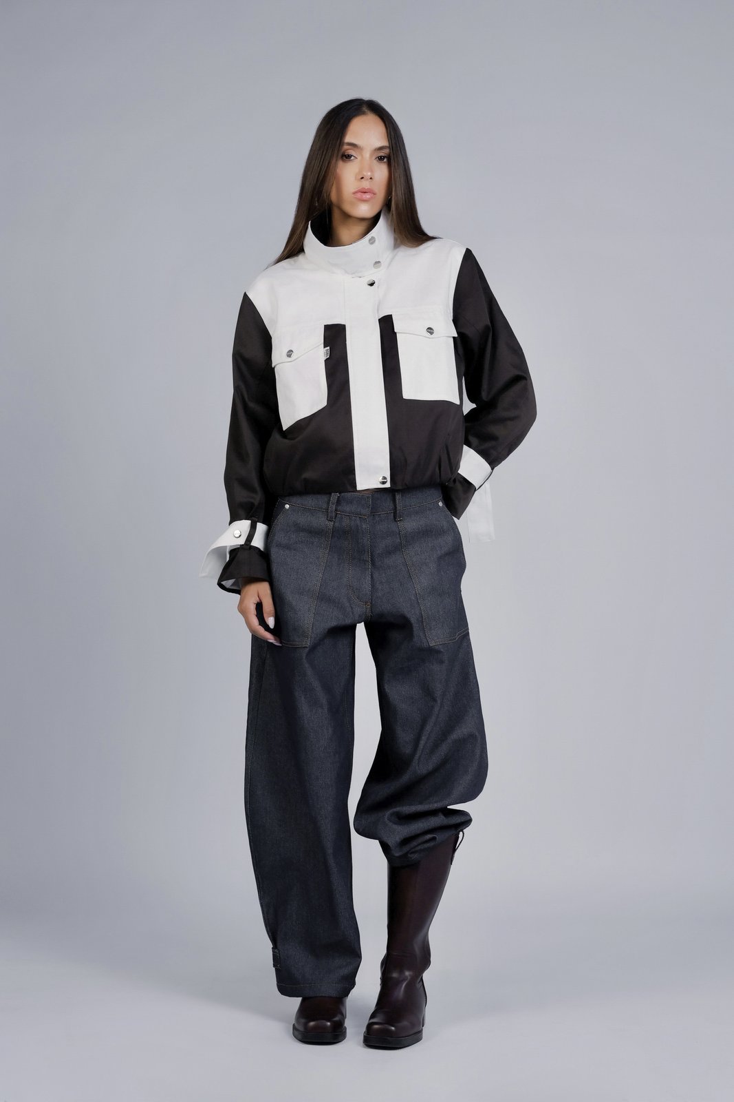 Pantalon en jean ballon Léon Bleu, gros plan sur le tissu, le pantalon en jean réinterprète le denim avec une coupe ballon au volume affirmé, esprit workwear