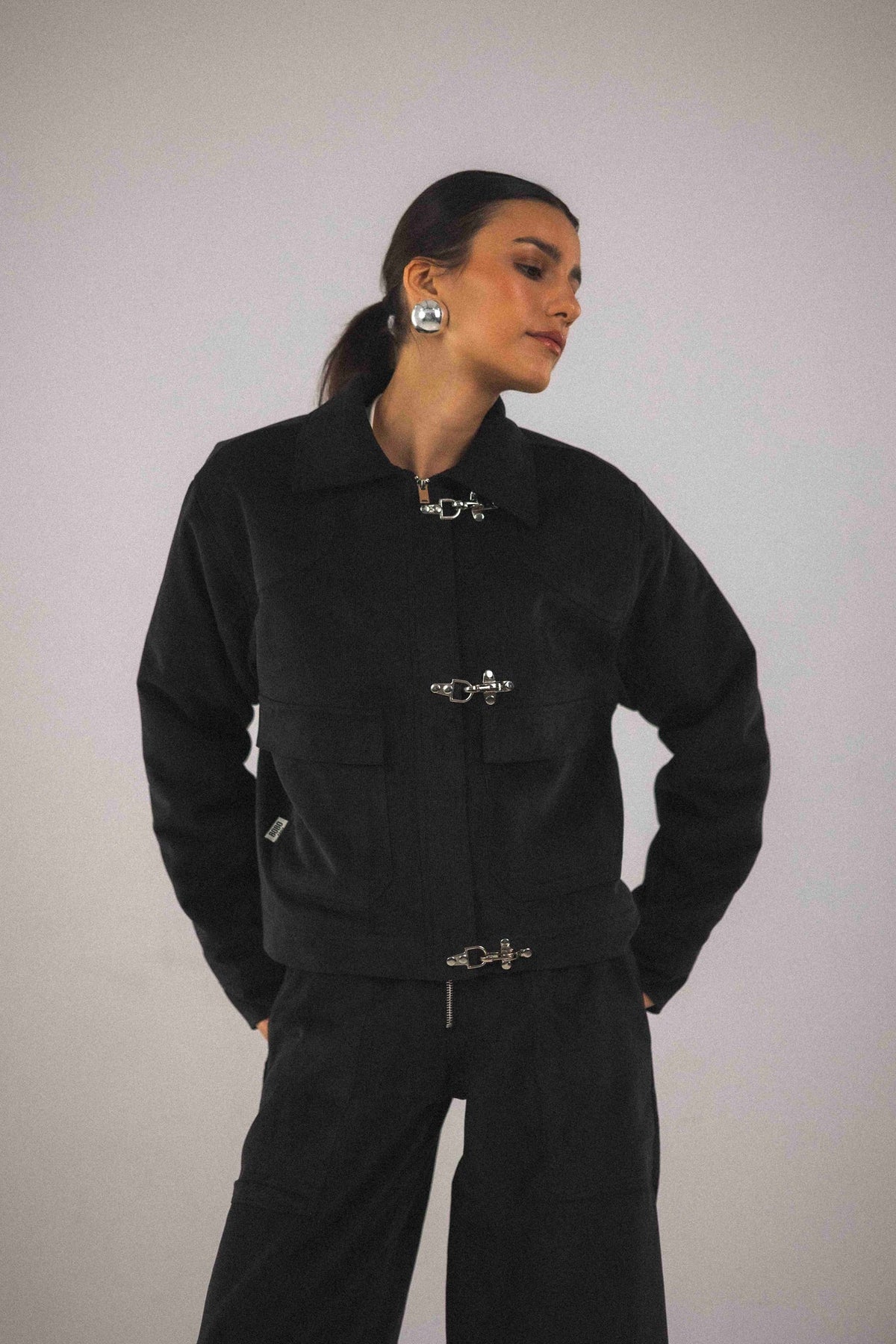 Blouson court Adam Noir, vue d'ensemble, portée de face, revisité avec des détails contemporains pour un style affirmé