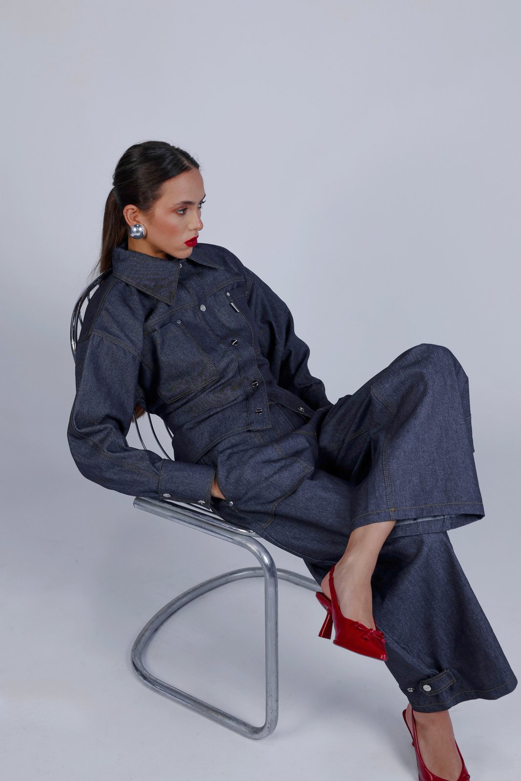 Veste en jean cintrée Léon Bleu, détail de la coupe, sa sangle réglable