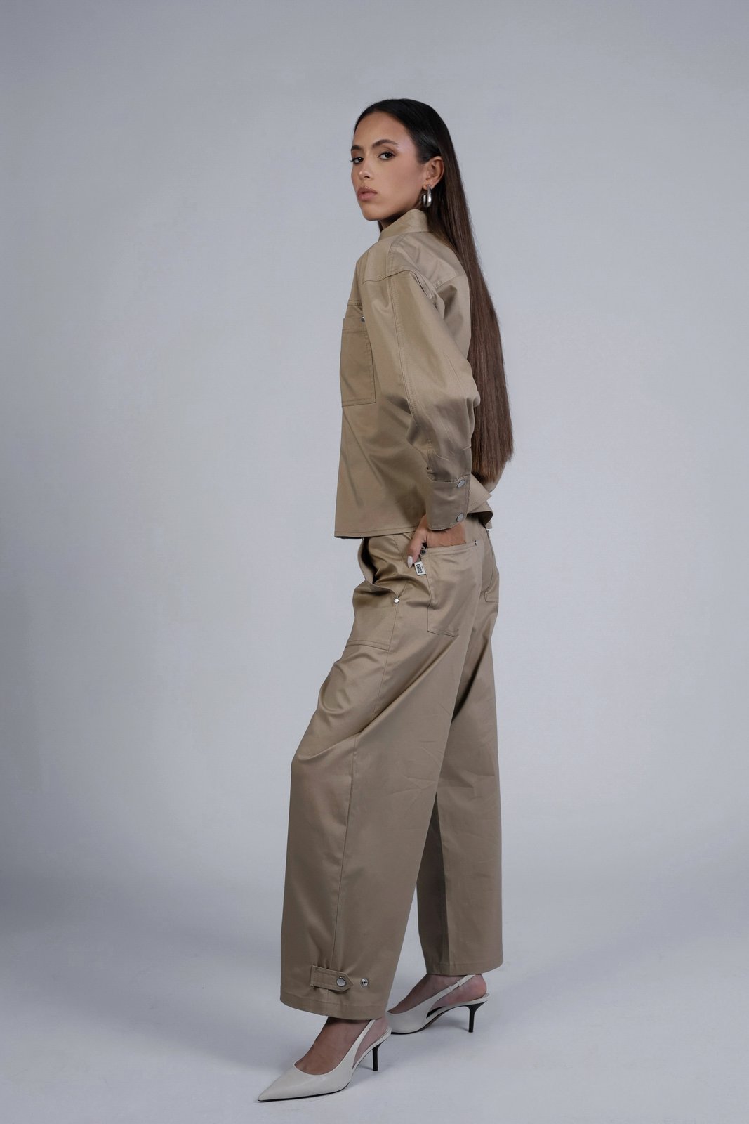 Pantalon en jean ballon Léon Beige, porté, vue rapprochée, signature de la marque