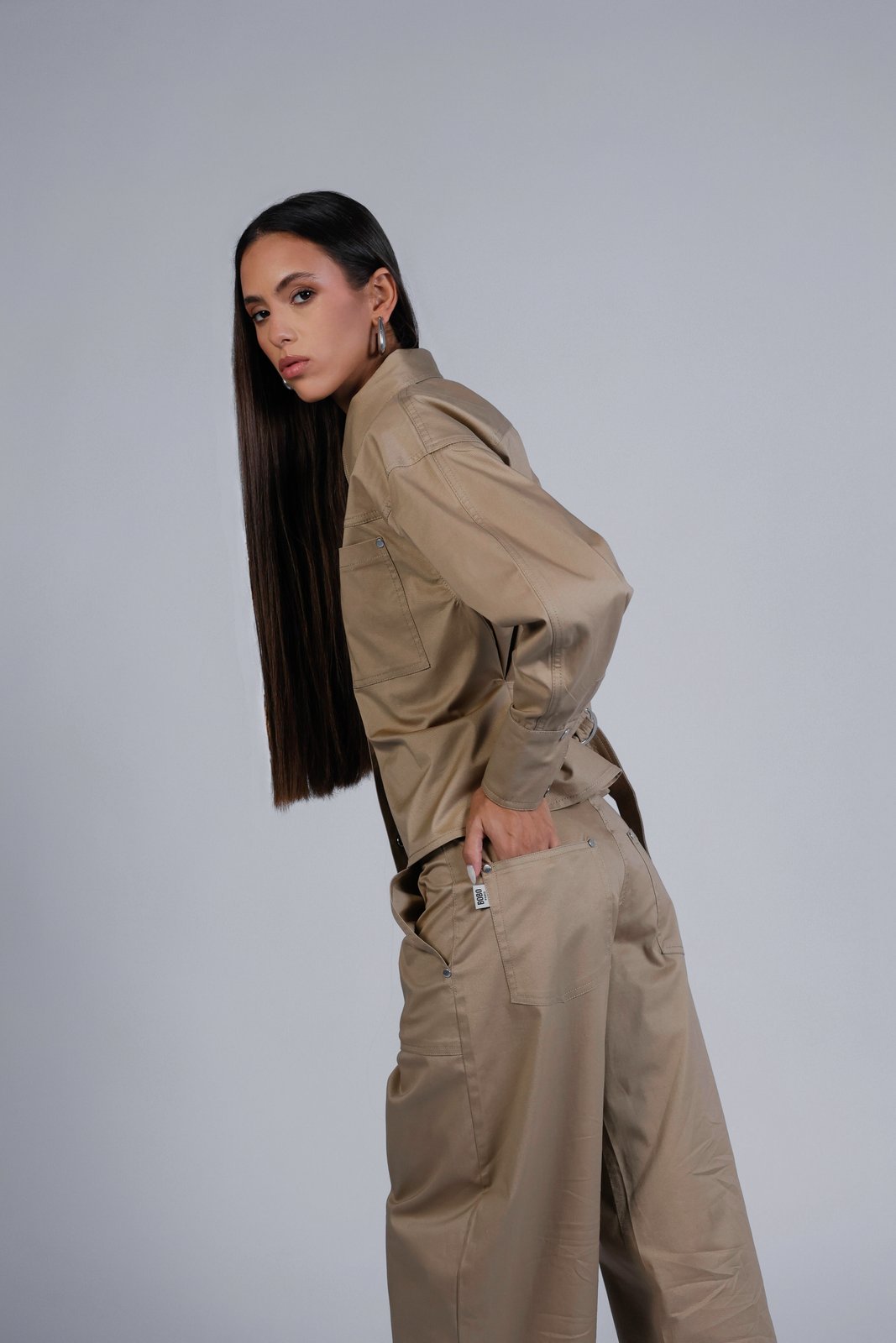 Pantalon en jean ballon Léon Beige, détail du col et des poignets, structurent la silhouette, esprit workwear