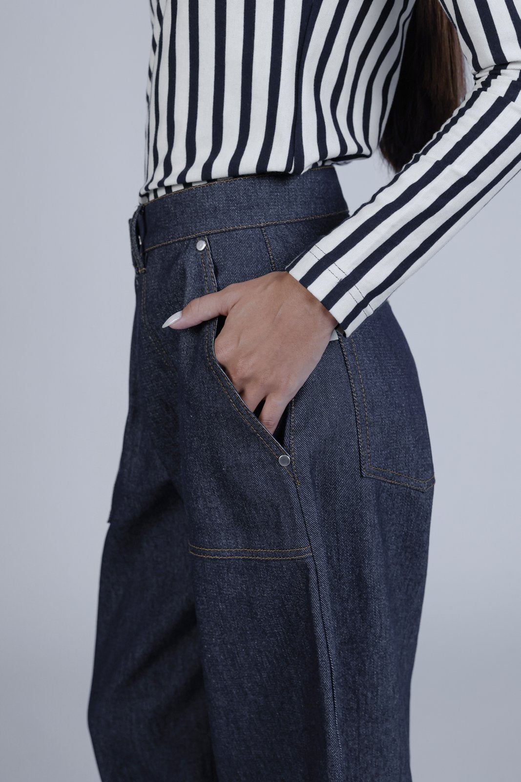 Pantalon en jean ballon Léon Bleu, détail de la coupe, signature de la marque, esprit workwear