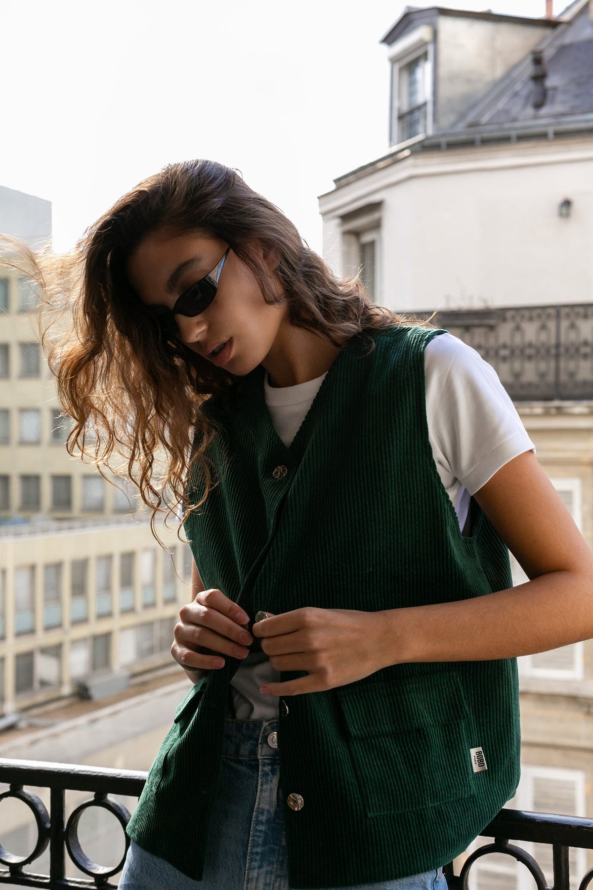 Gilet en velours côtelé Bobby, porté en mouvement, dessiné et fabriqué à Paris 100% coton Seule, esprit vintage