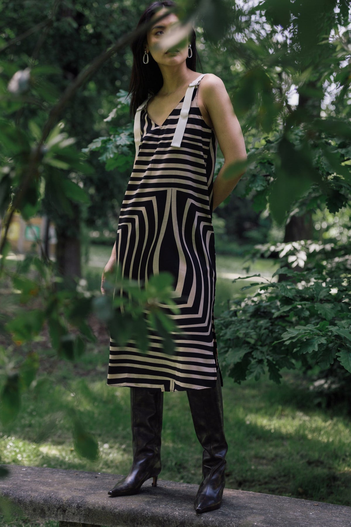 Robe longue Camila, détail de la coupe, cette robe été aux bretelles type sangles et à la longueur 7/8, coupe fluide et intemporelle