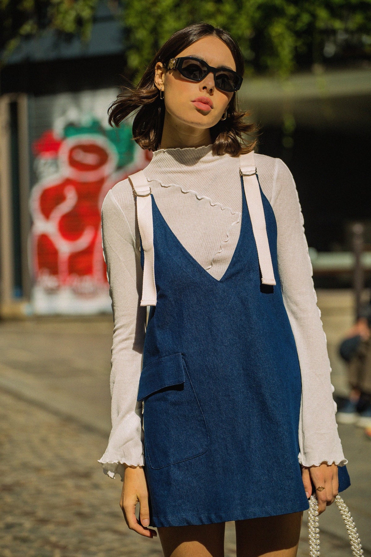 Robe en denim Chloé, gros plan sur le tissu, cette robe chasuble sans manches est munie d'un col en V profond