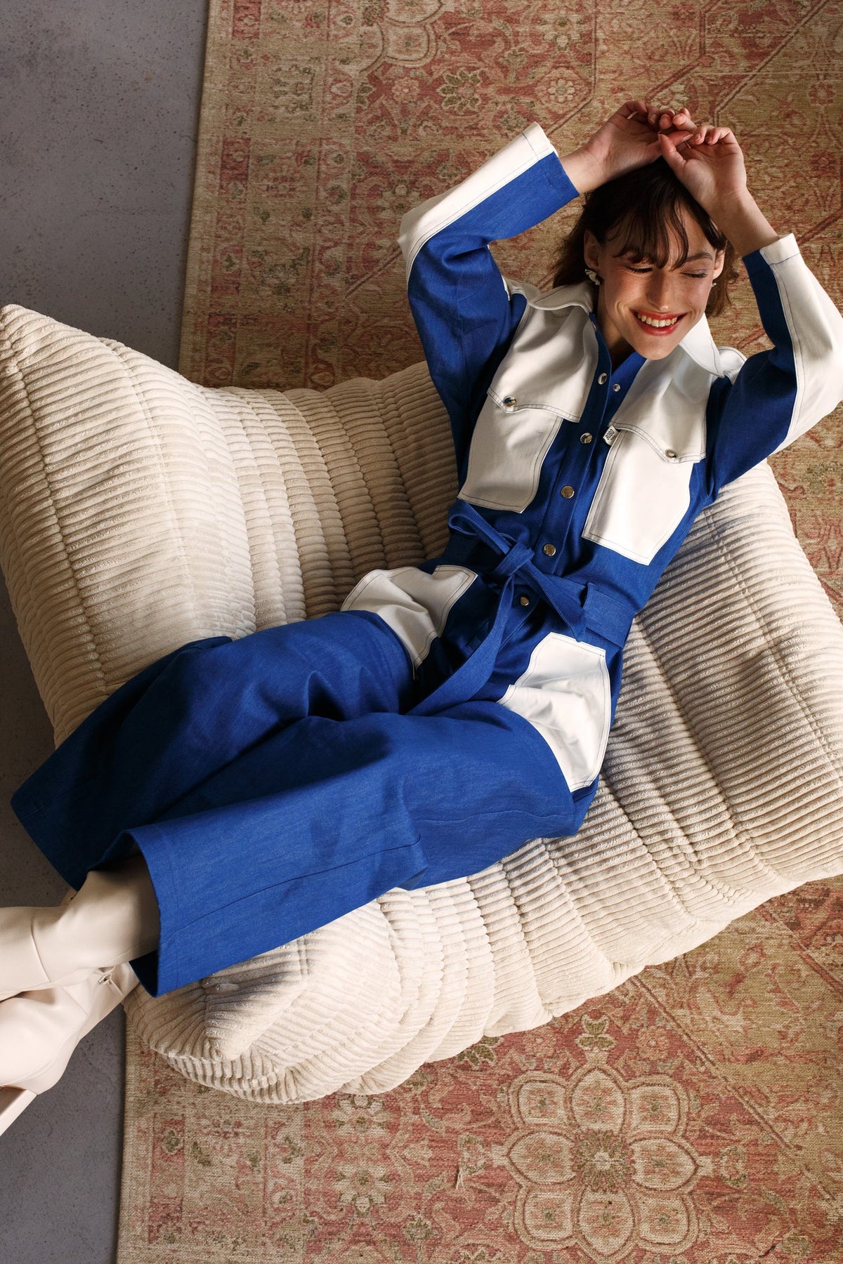 Combinaison en jean Suzie, porté, vue rapprochée, elle est réalisée dans un denim 100% coton et est dotée de finitions inspiration trench (bavolets, coupe oversize)