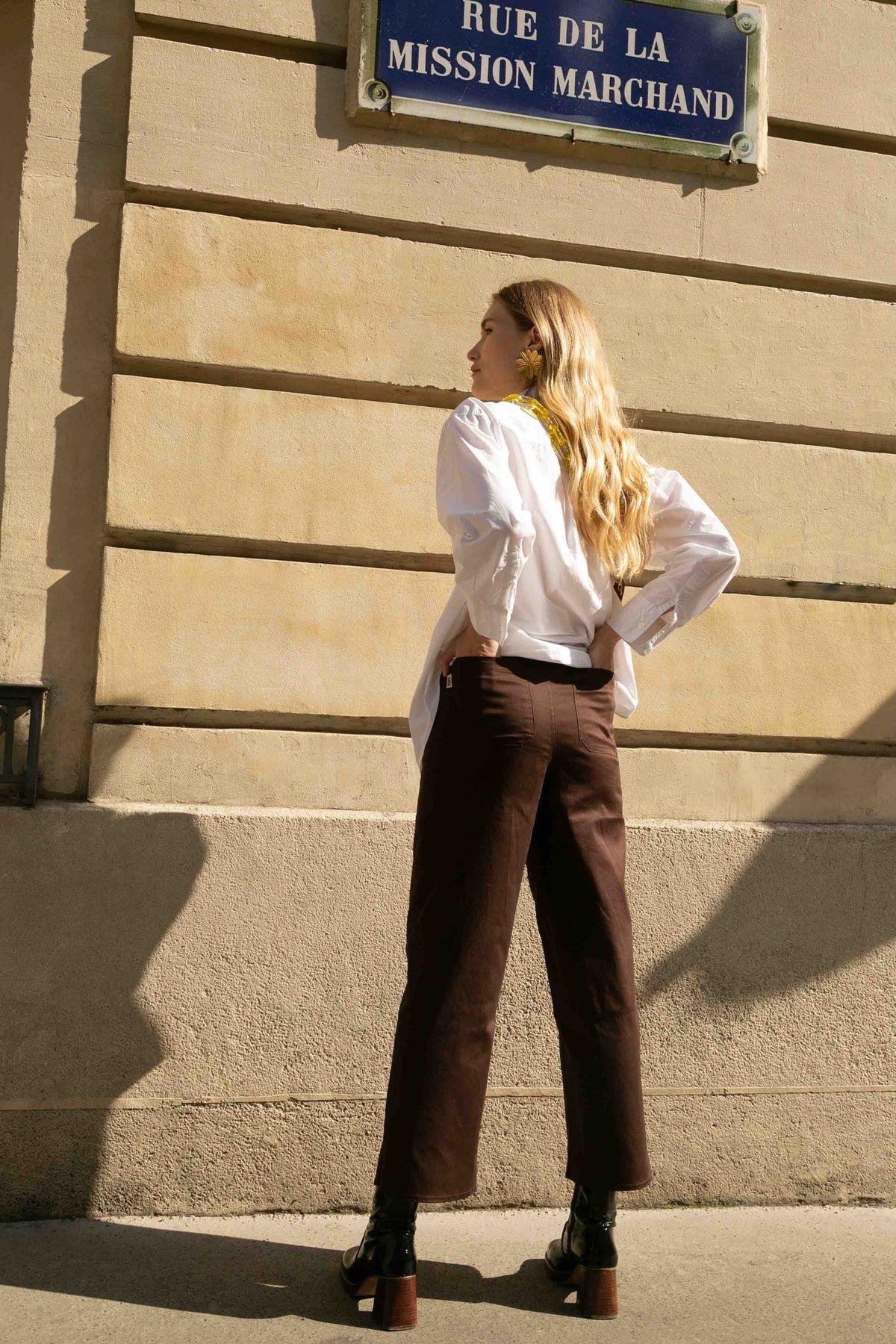 Pantalon taille haute Ivy Marron, détail du col et des poignets, tandis que sa coupe longueur 7/8 aux chevilles