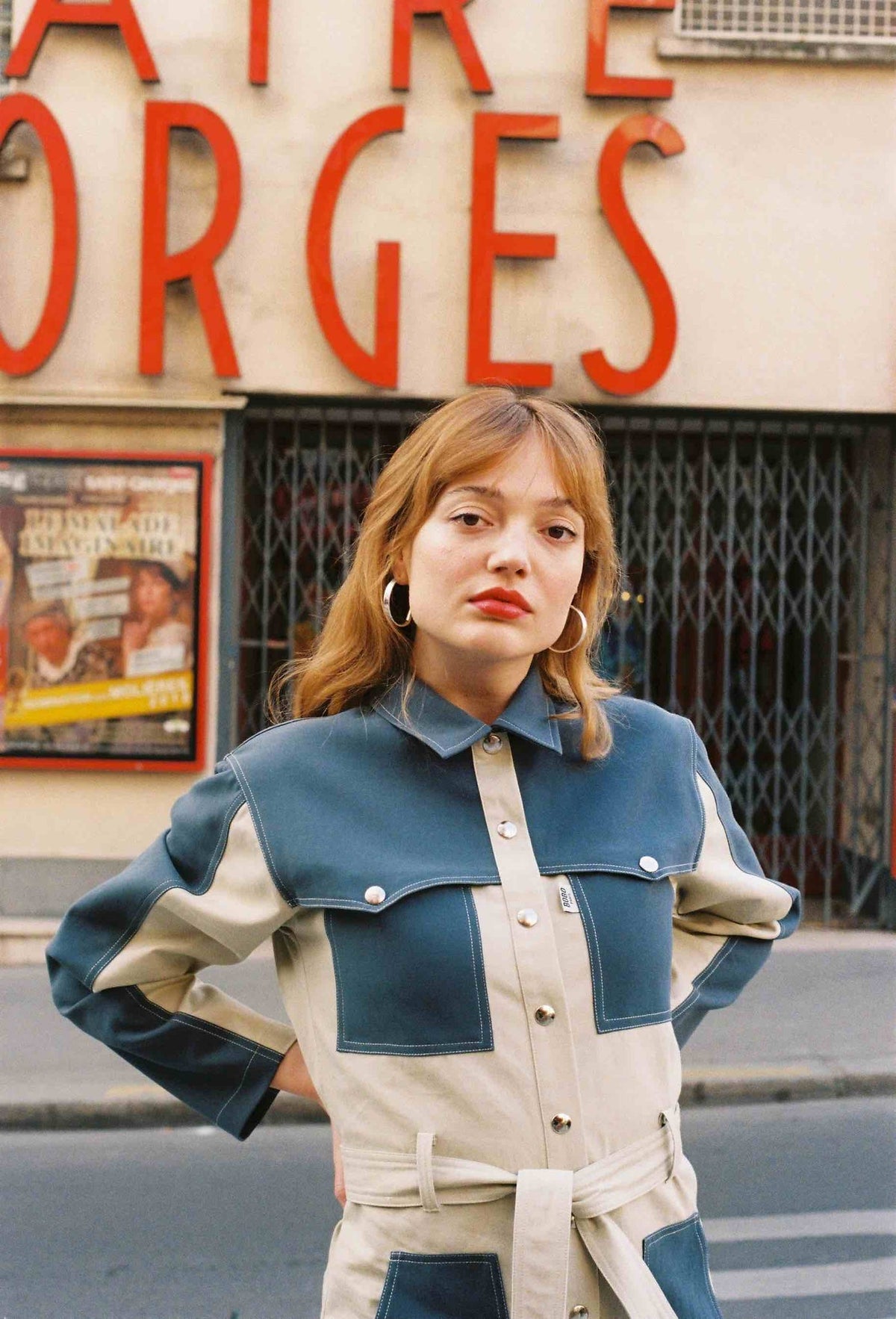 Combinaison Claudia, porté en mouvement, elle est réalisée dans un tissu 100% coton et est dotée de finitions inspiration trench (bavolets)