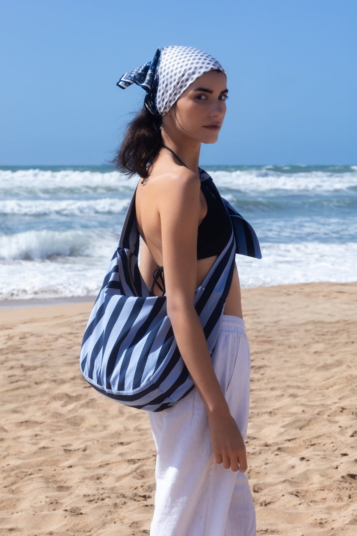 Sac à nouer à rayures bleues Sasha, détail du col et des poignets, pratique au quotidien