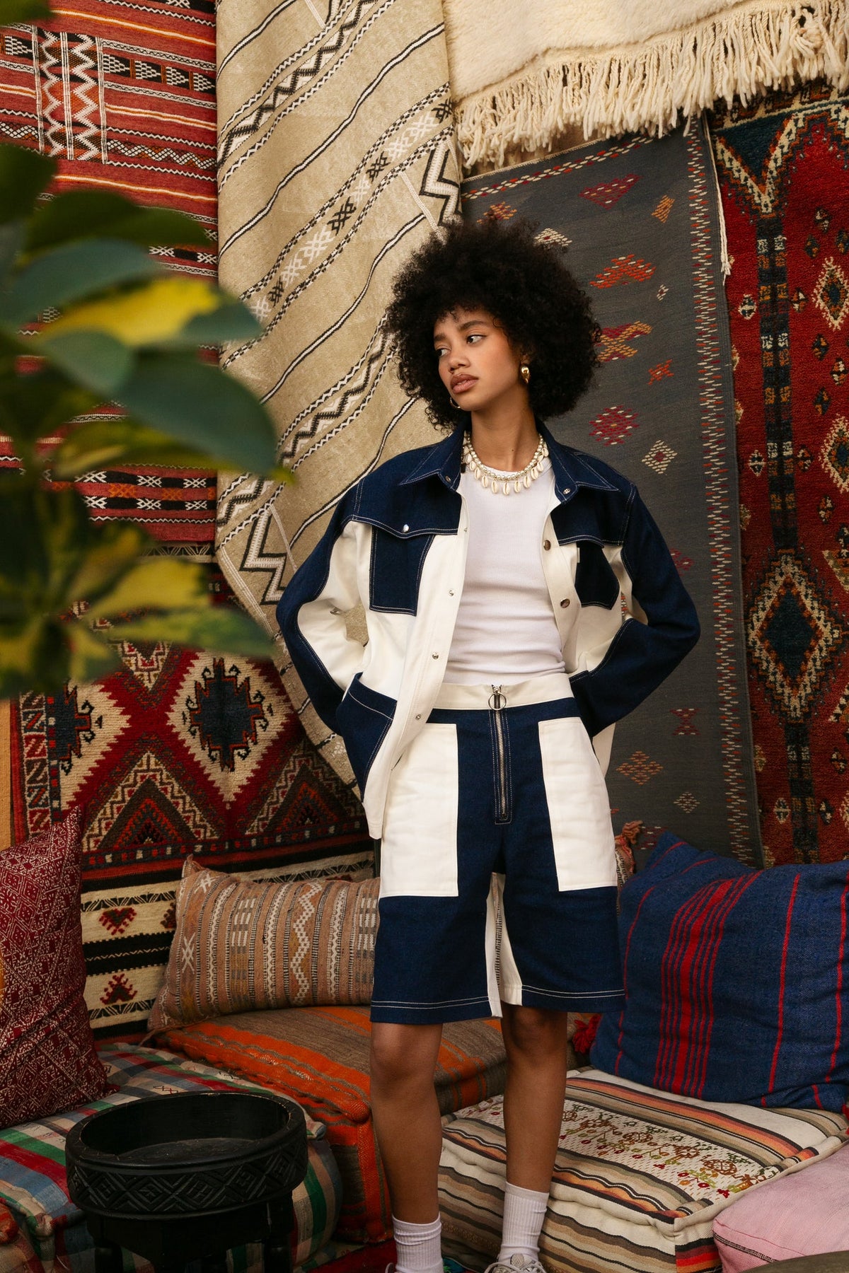 Veste en jean Gauthier Bleu, porté, vue rapprochée, fabriquée à Casablanca dans un atelier à taille humaine de dix personnes, coupe oversize
