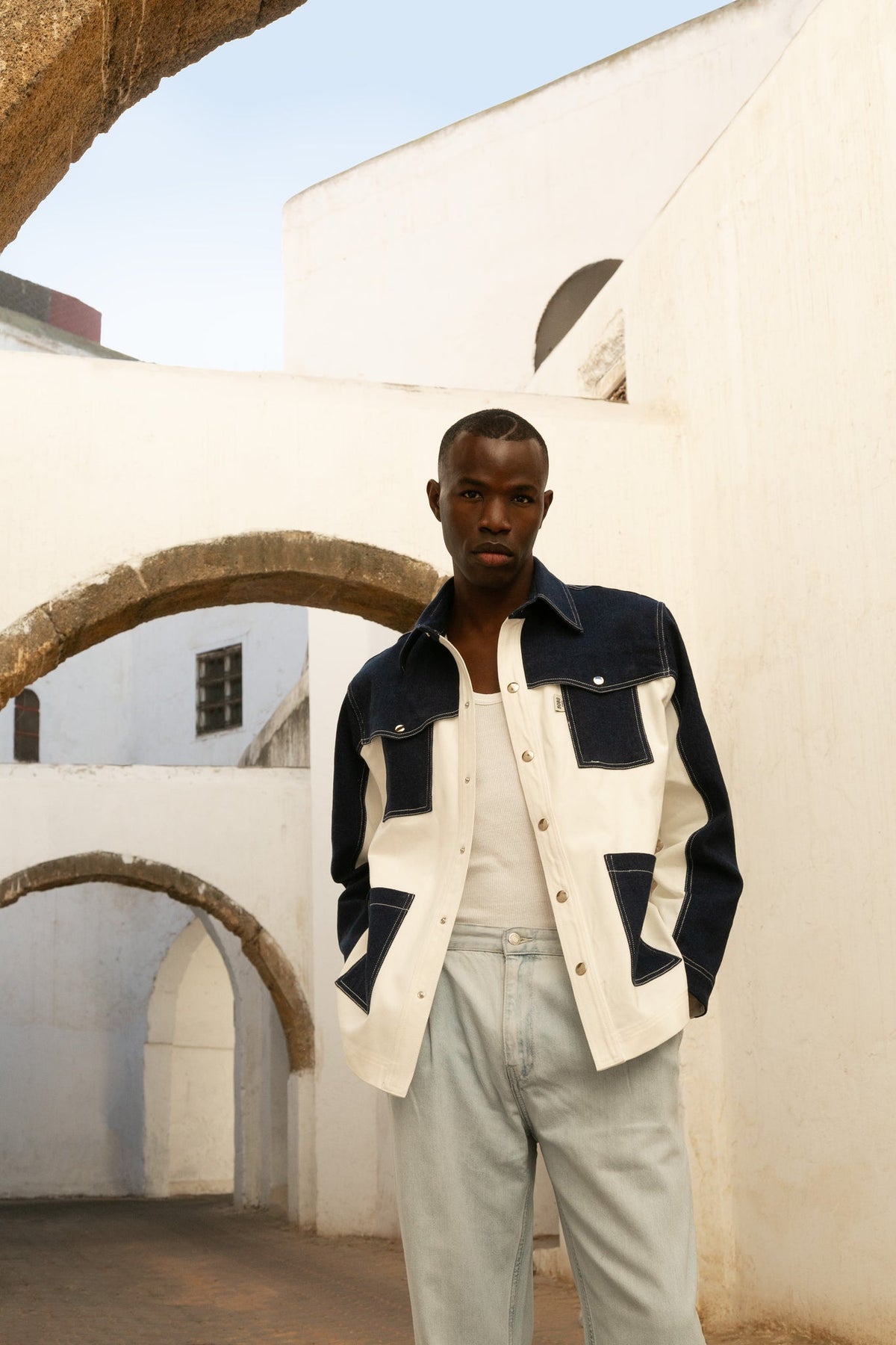 Veste en jean Gauthier Bleu, vue d'ensemble du style porté, elle est confectionnée à partir d’un denim 100 % coton