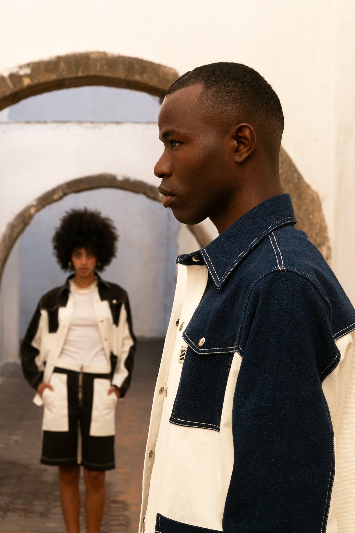 Veste en jean Gauthier Bleu, porté, vue de profil, appelées bleus de travail, coupe oversize