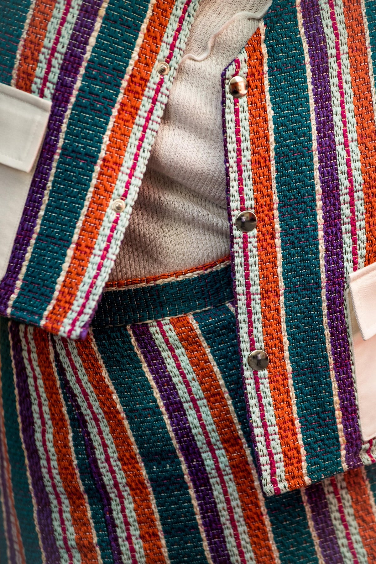 Gilet en tweed Véra, gros plan sur le tissu, le gilet Véra est légèrement crop-top et a une coupe loose, coupe oversize et matières recyclées