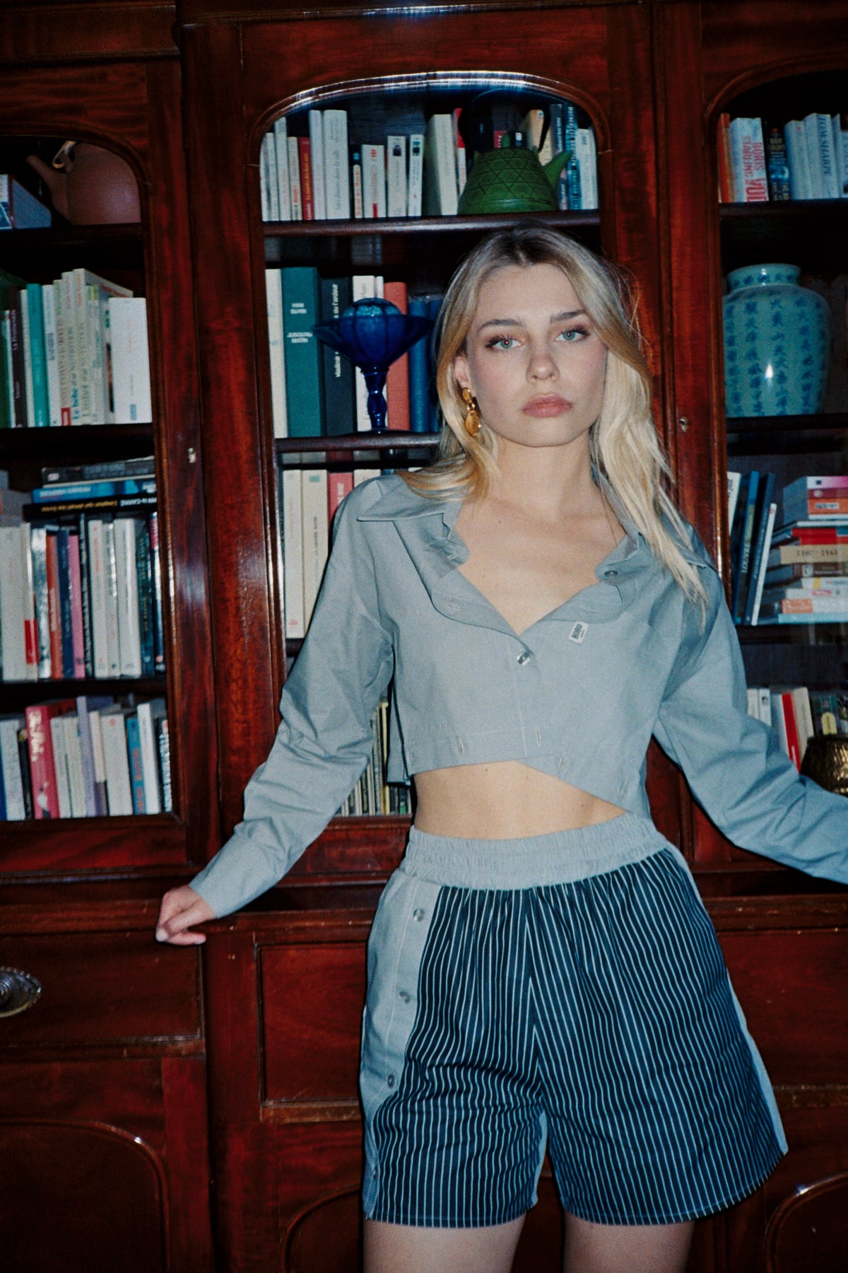Chemise 2 en 1 grise Gina, détail des finitions, elle n'existe qu'en 13 exemplaires