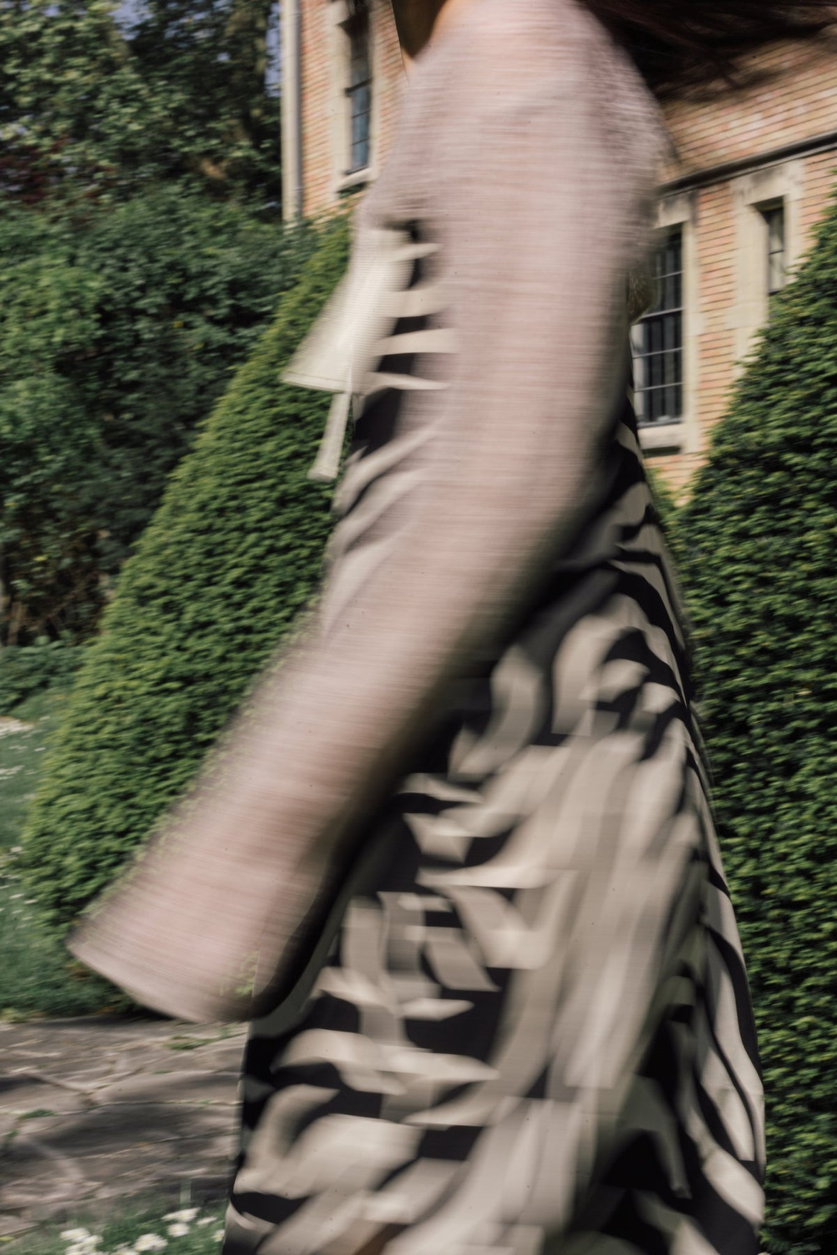 Robe longue Janna, vue d'ensemble du style porté, elle a été confectionnée en plein coeur de Casablanca dans un atelier à taille humaine de dix personnes