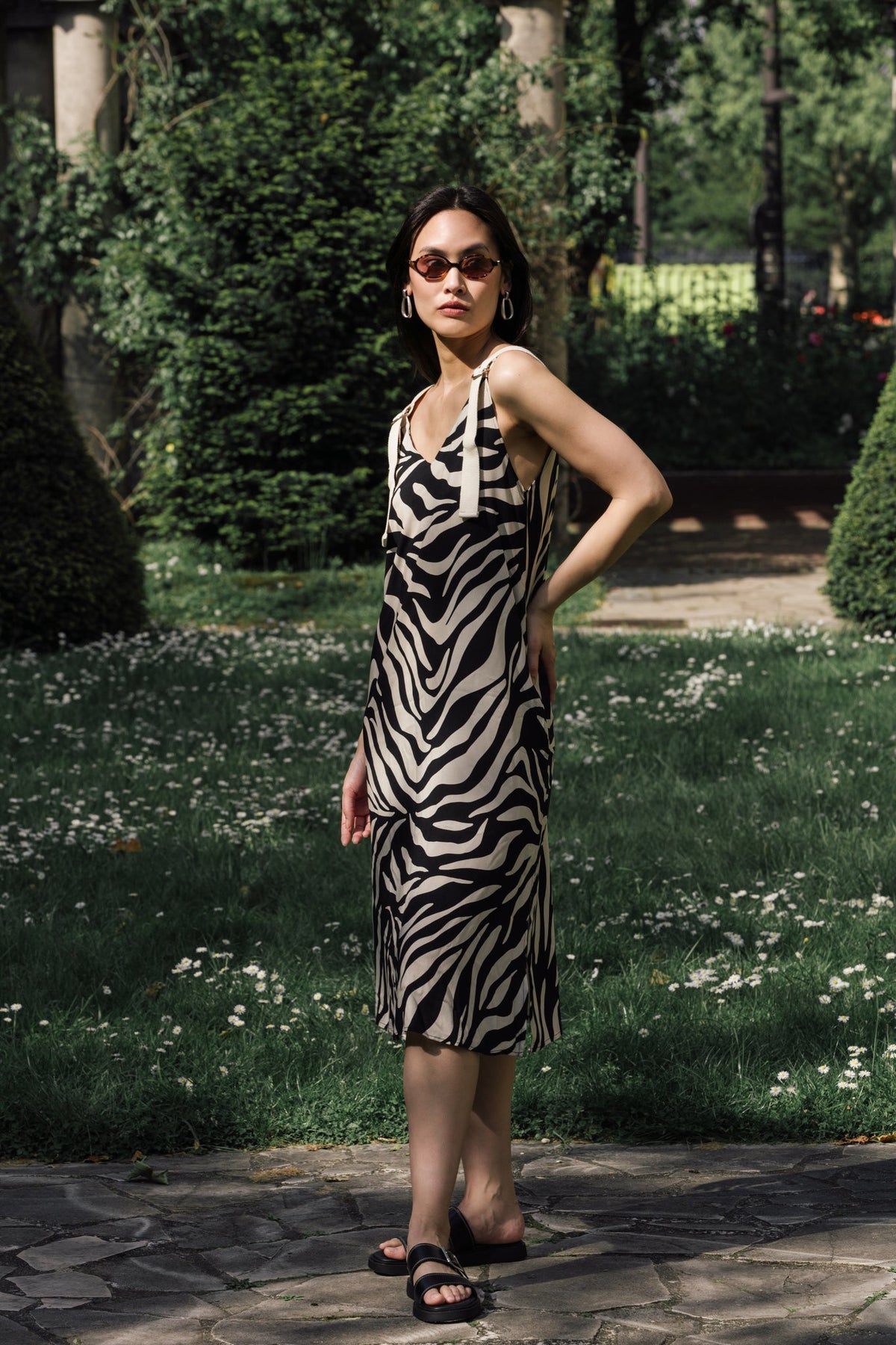 Robe longue Janna, porté en mouvement, elle a un coupe évasée ce qui la rend hyper confortable et portable dans toutes les occasions, couleurs signature Bobo Paris
