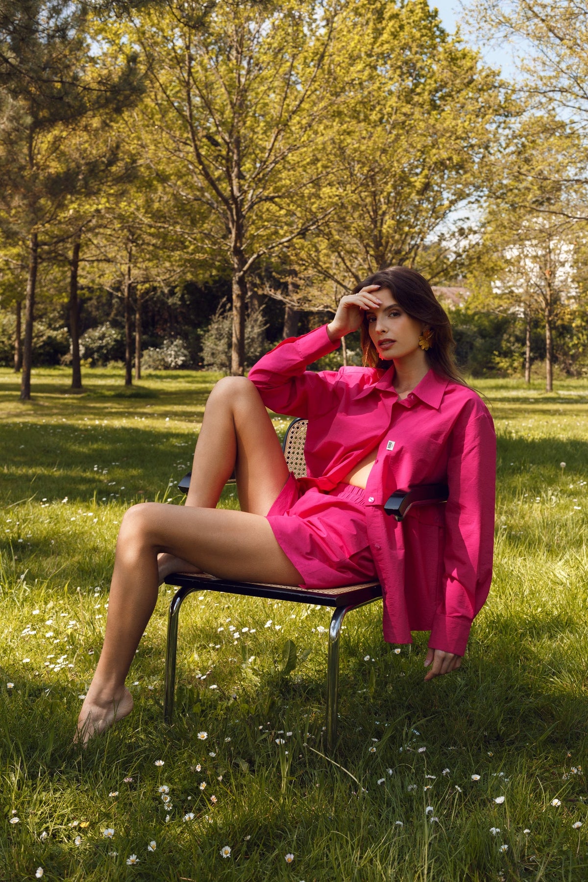 Chemise 2 en 1 fuchsia Vittoria, porté, vue de profil, la chemise Vittoria est une chemise 2 en 1, coupe oversize