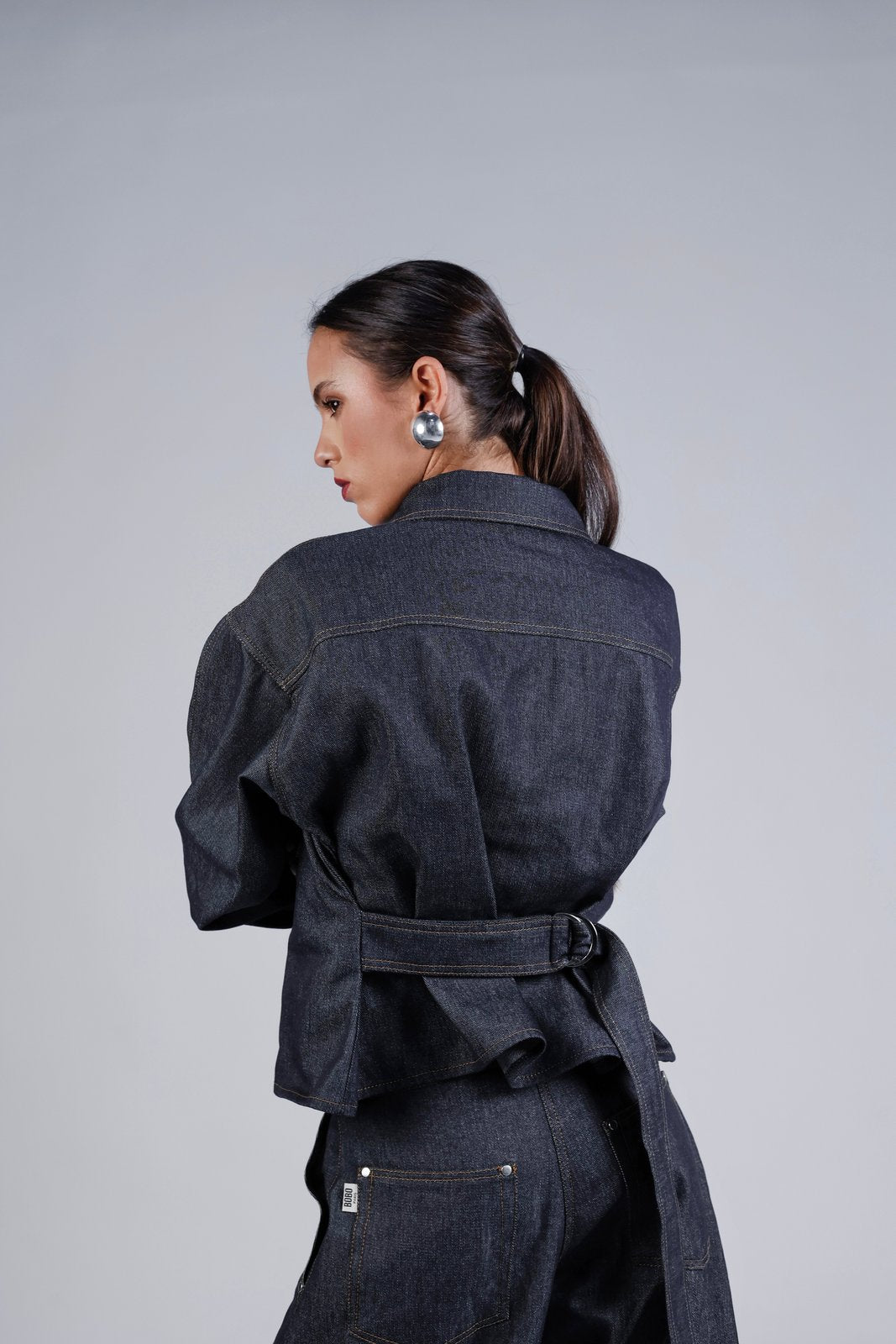 Veste en jean cintrée Léon Bleu, détail des finitions, permet de cintrer la taille selon vos envies et vous offre un ajustement parfait