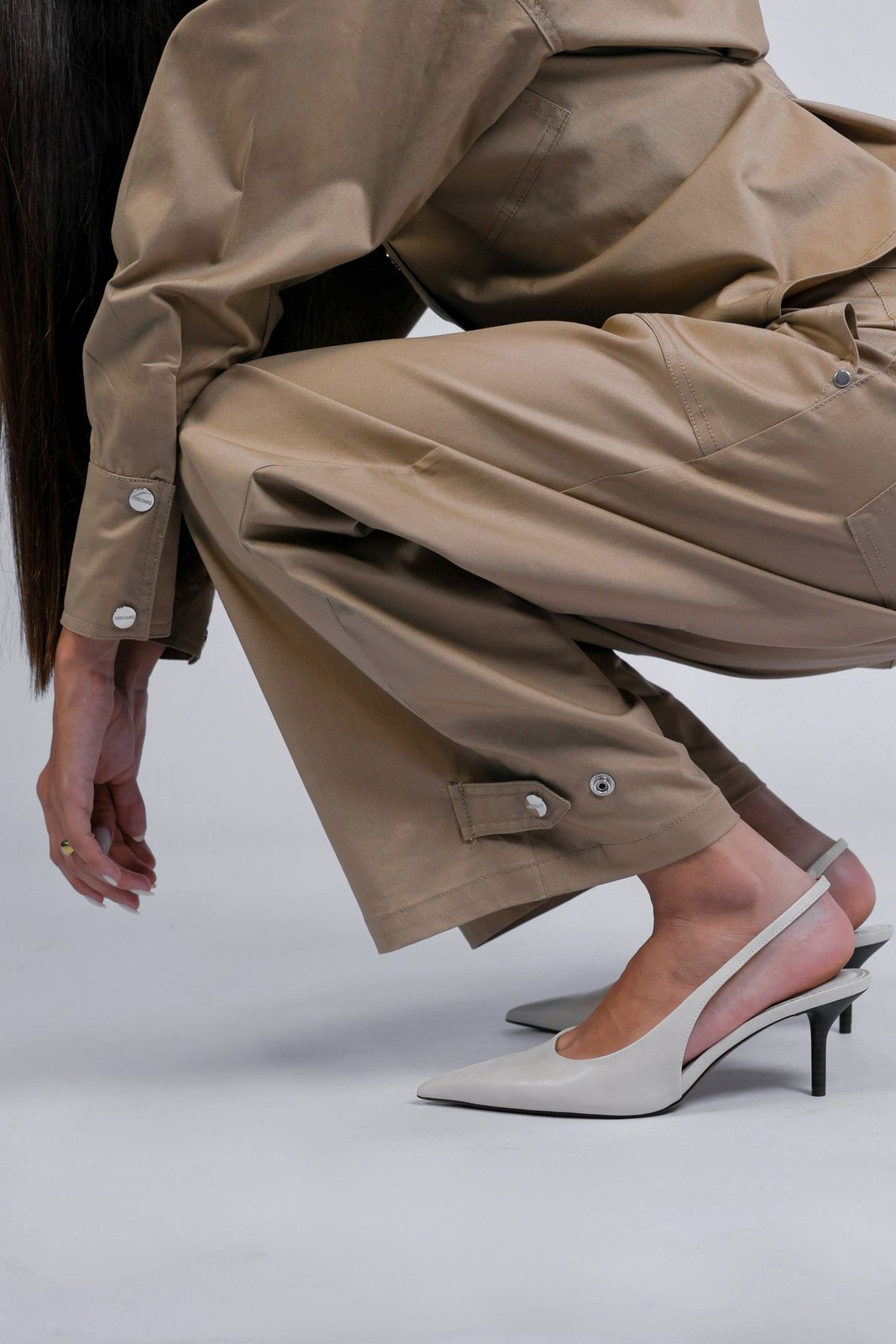 Pantalon en jean ballon Léon Beige, vue d'ensemble du style porté, le pantalon revisite les codes du workwear avec une coupe ballon au volume affirmé