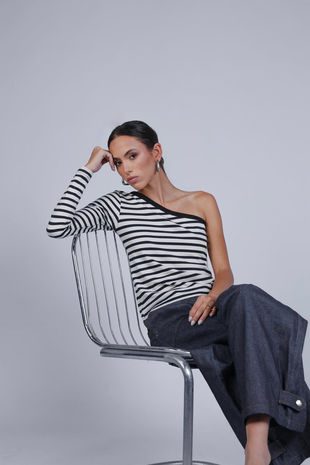 Duo de tops asymétriques Louise Rayé, look complet avec accessoires, le duo de tops Louise est pensé pour être porté ensemble ou séparément