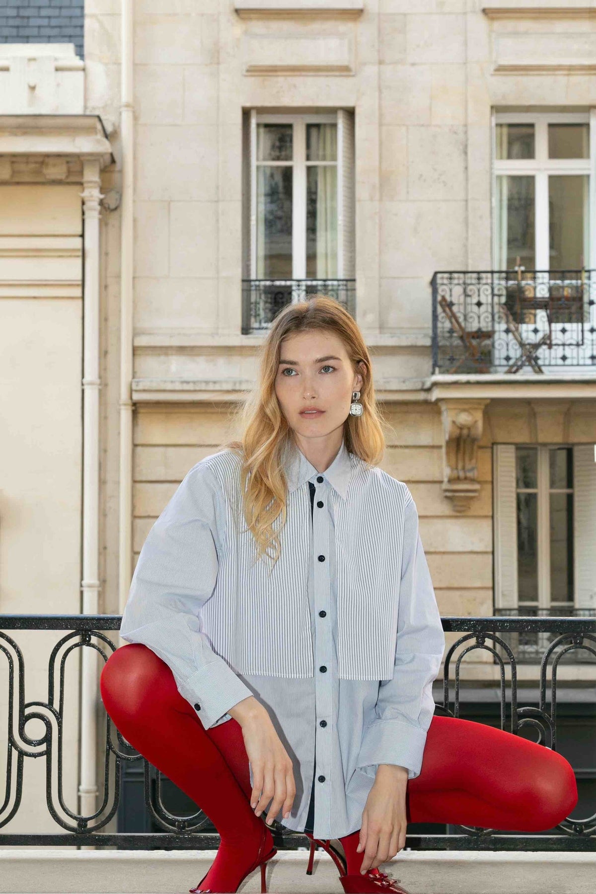 Chemise à superposition Vicky, vue d'ensemble, portée de face, elle joue sur le contraste des motifs : une rayure fine en fond