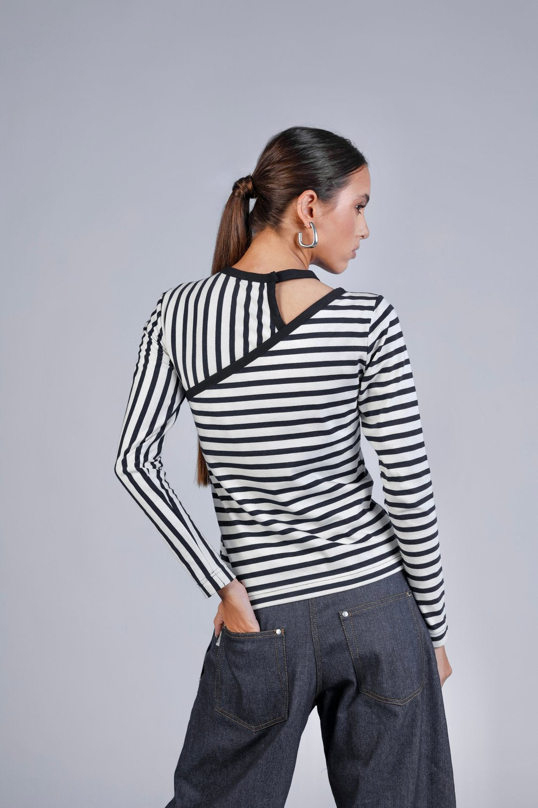 Duo de tops asymétriques Louise Rayé, porté, vue de profil, offrant ainsi trois façons de le porter, couleurs signature Bobo Paris
