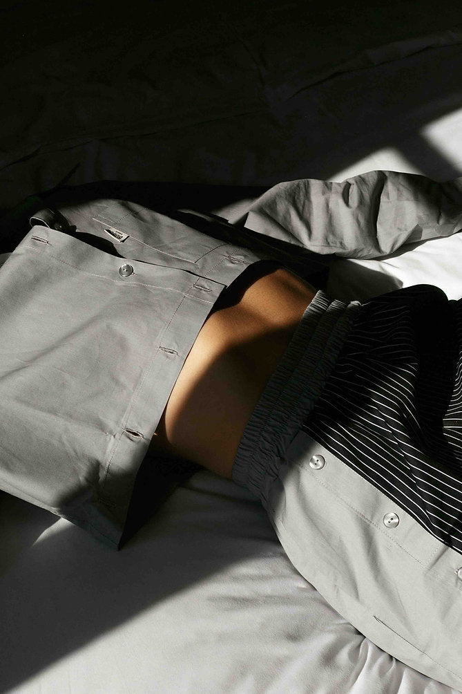 Short gris Gaïa, porté en mouvement, il n'existe qu'en 10 exemplaires, esprit workwear
