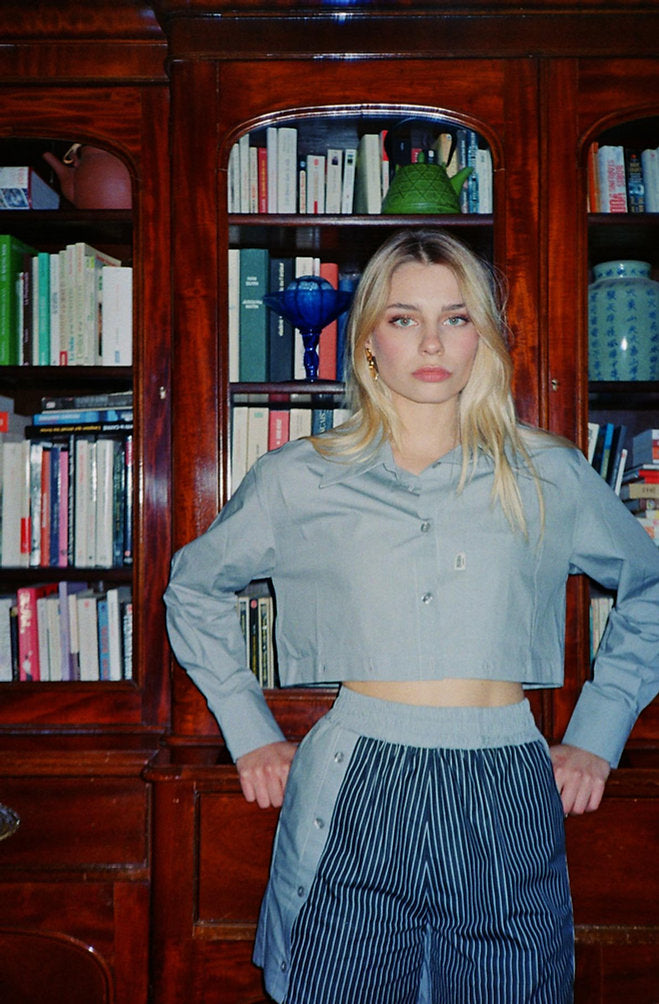 Short gris Gaïa, porté de face dans la rue, le short Gaïa a été produit en édition limitée