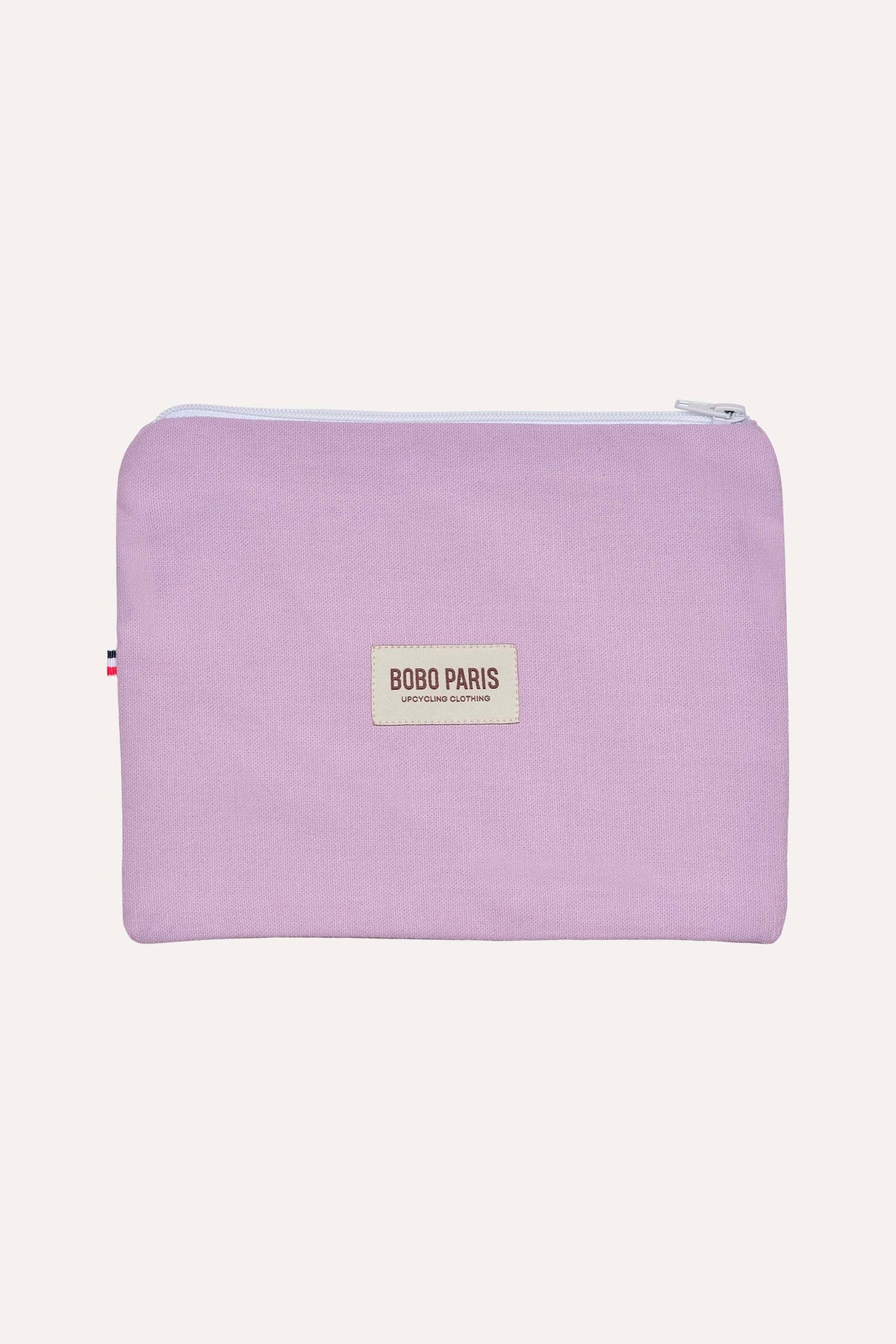 La pochette Ava, premier regard, portée en extérieur, colorée et unique
