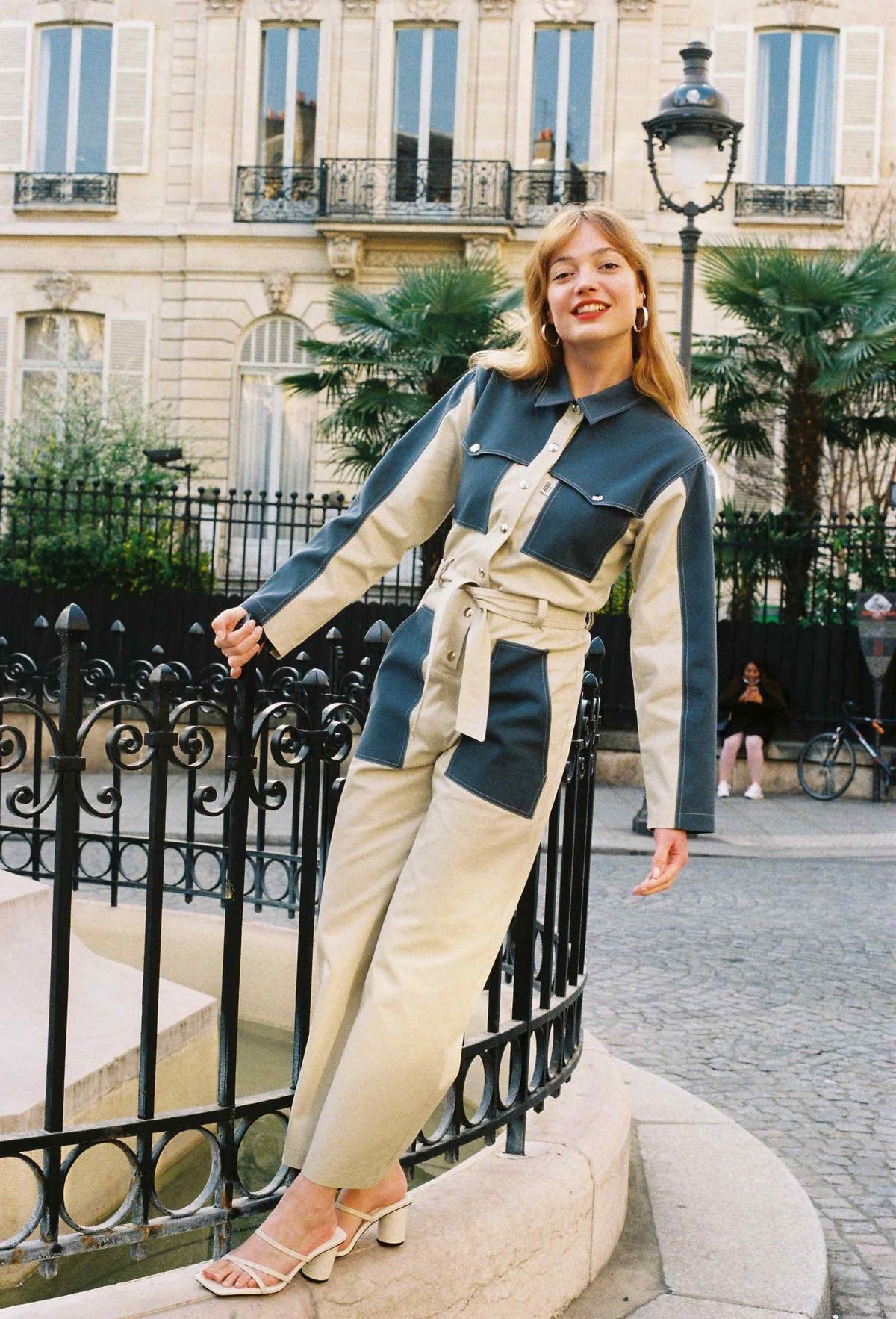 Combinaison Claudia, porté, vue rapprochée, elle est réalisée dans un tissu 100% coton et est dotée de finitions inspiration trench (bavolets)