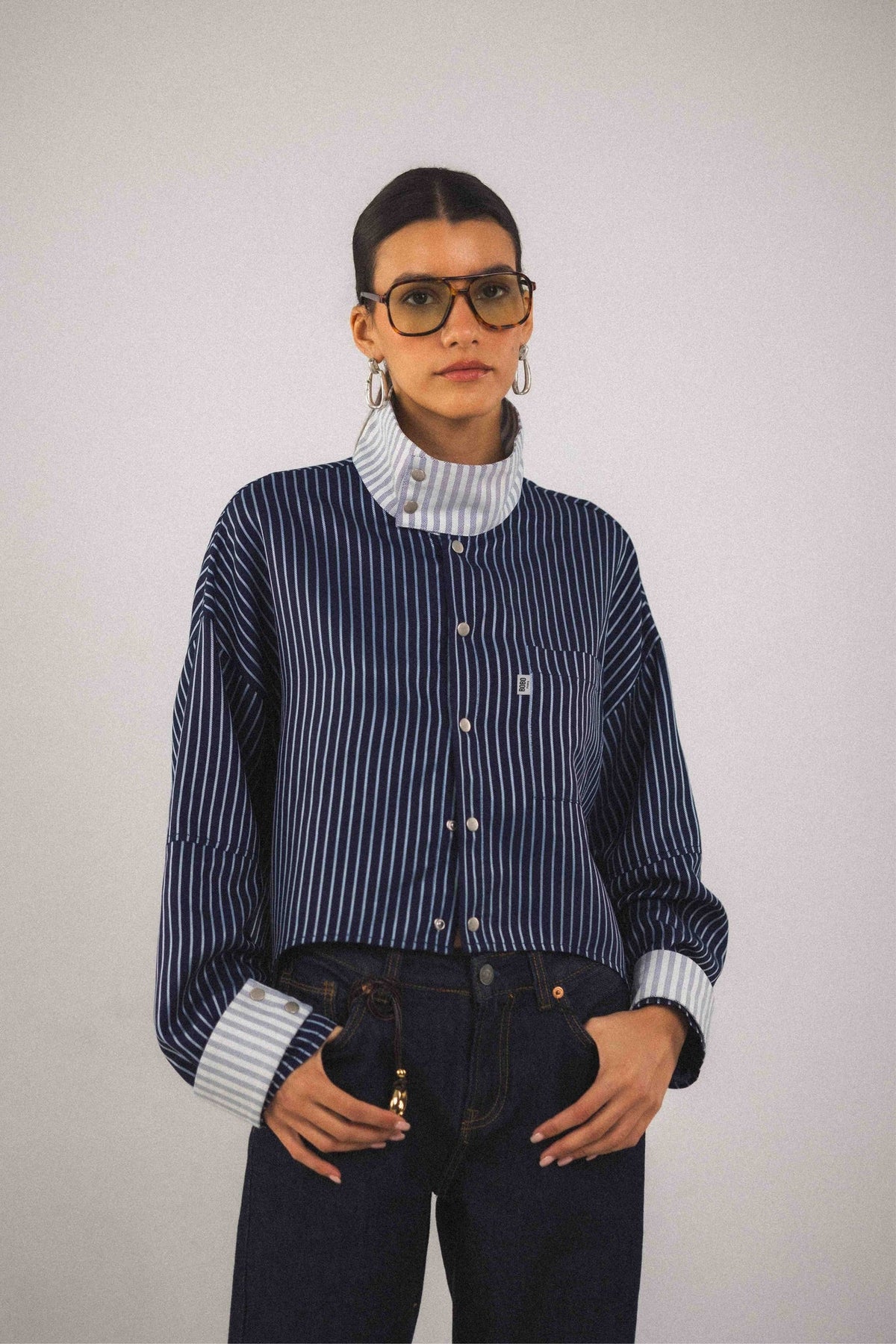 Chemise col montant Aya Bleu, détail de la coupe, la chemise joue sur un contraste bicolore, couleurs signature Bobo Paris