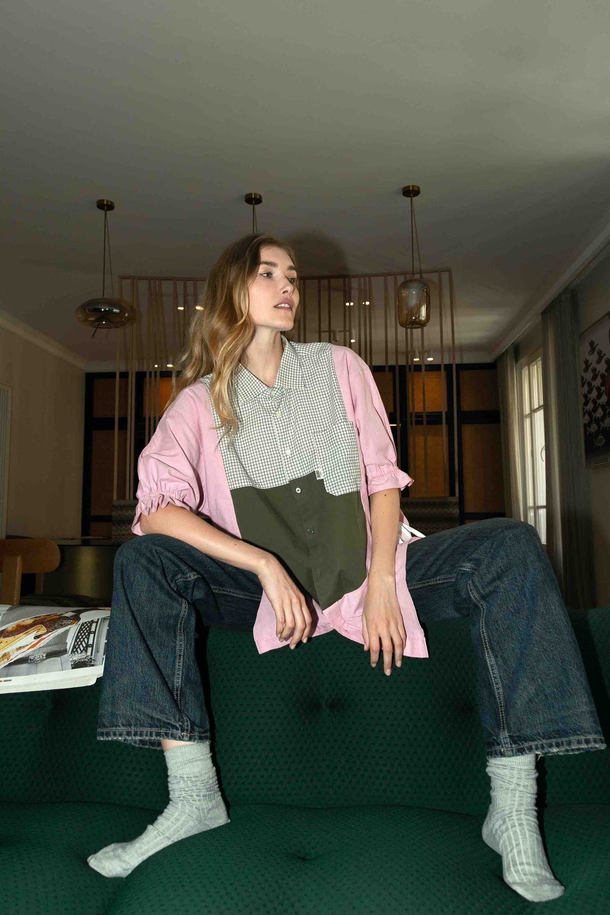 Chemise unique Louane, porté, vue de profil, les rendre légèrement bouffantes, coupe oversize