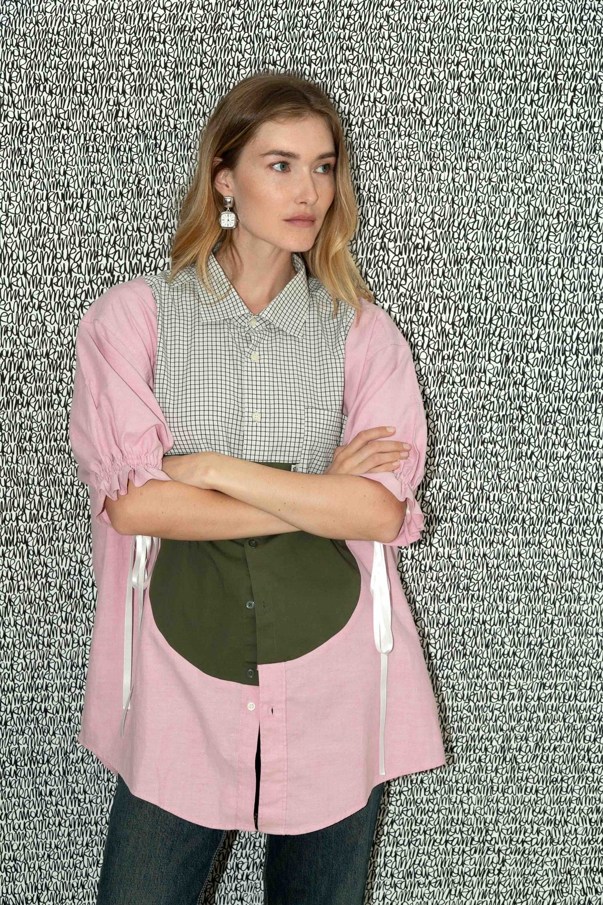 Chemise unique Louane, silhouette complète, look styliste, c'est une chemise oversize et nous avons resserré les manches avec des fronces et des rubans