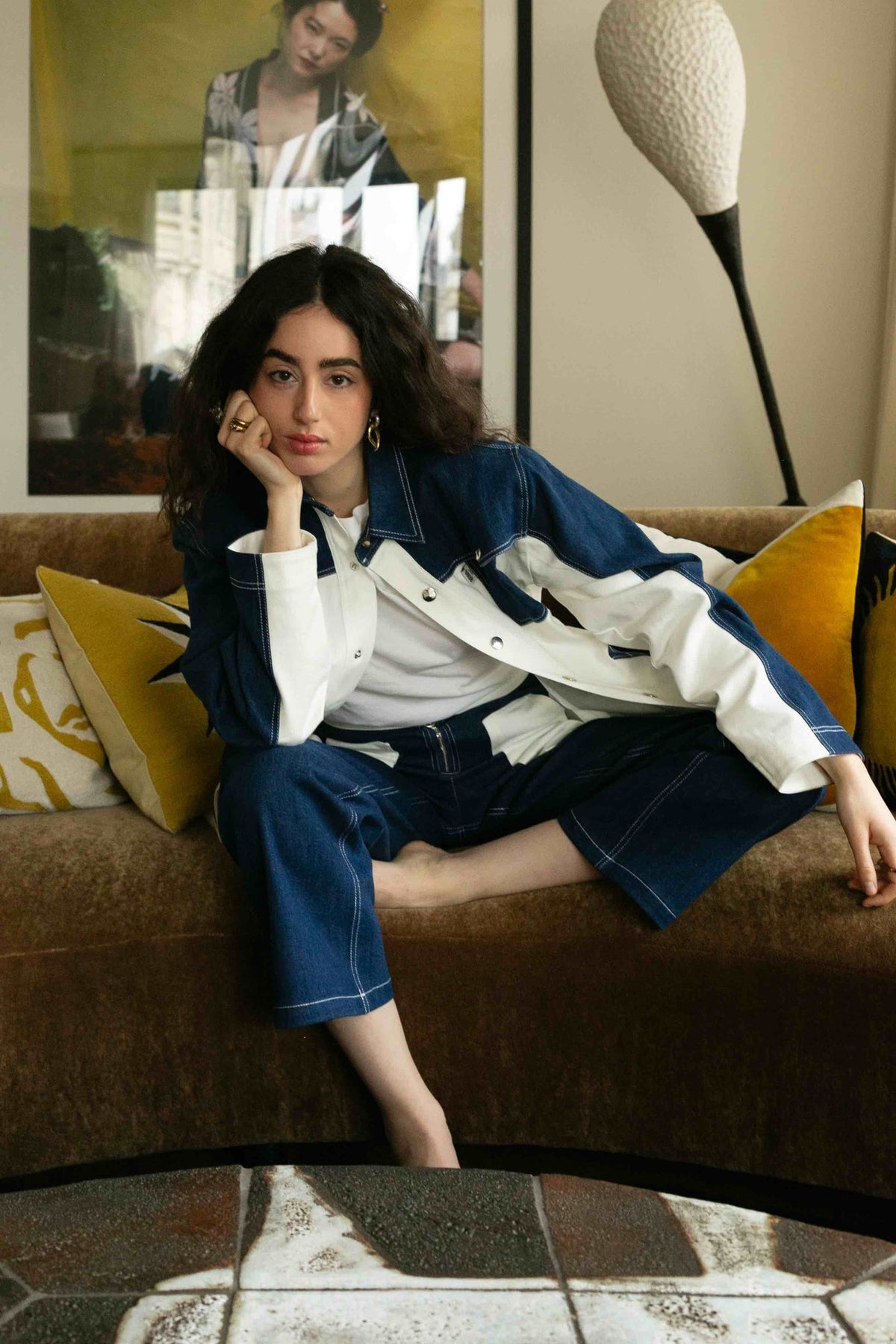 Pantalon Bourgogne, porté, vue de profil, il se distingue par ses poches plaquées blanches et son zip argenté avec tirette en anneau